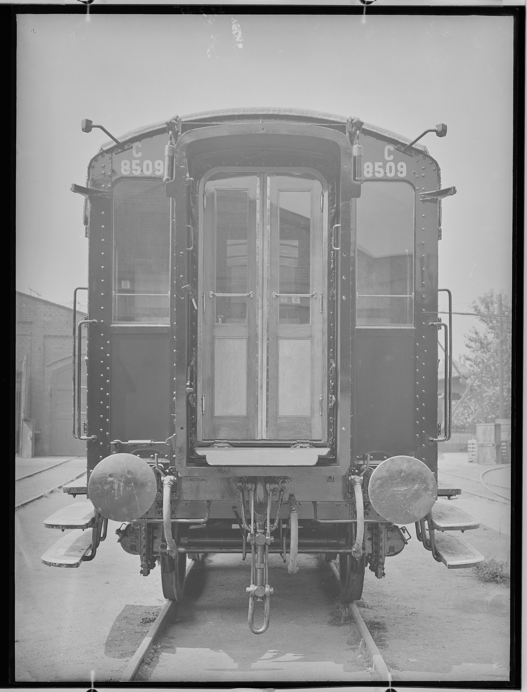 Fotografie: vierachsiger D-Zugwagen dritte Klasse (Stirnansicht), 1925 (Schenkung der Bombardier Transportation, Werk Görlitz | Eigentum/Sammlung der Verkehrsmuseums Dresden gGmbH CC BY-NC-SA)