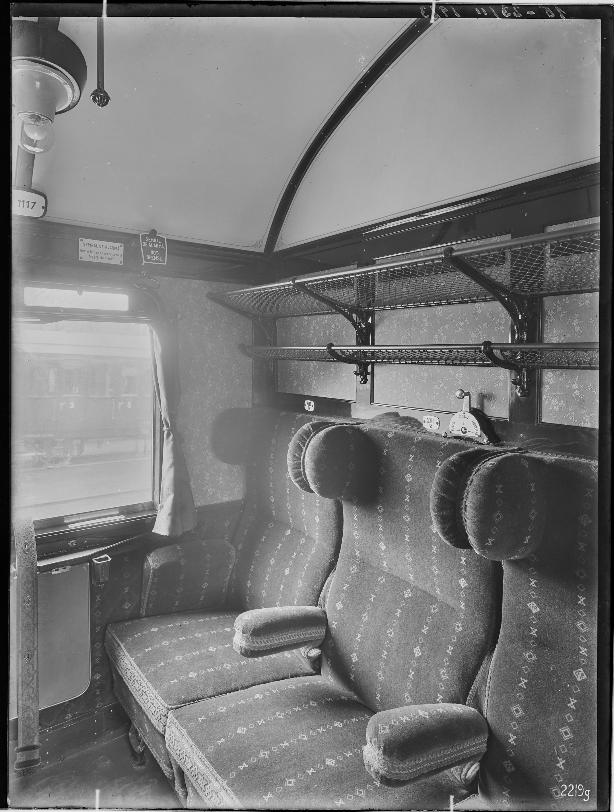 Fotografie: vierachsiger D-Zugwagen erste Klasse für Rumänien (Abteil), 1923 (Schenkung der Bombardier Transportation, Werk Görlitz | Eigentum/Sammlung der Verkehrsmuseums Dresden gGmbH CC BY-NC-SA)
