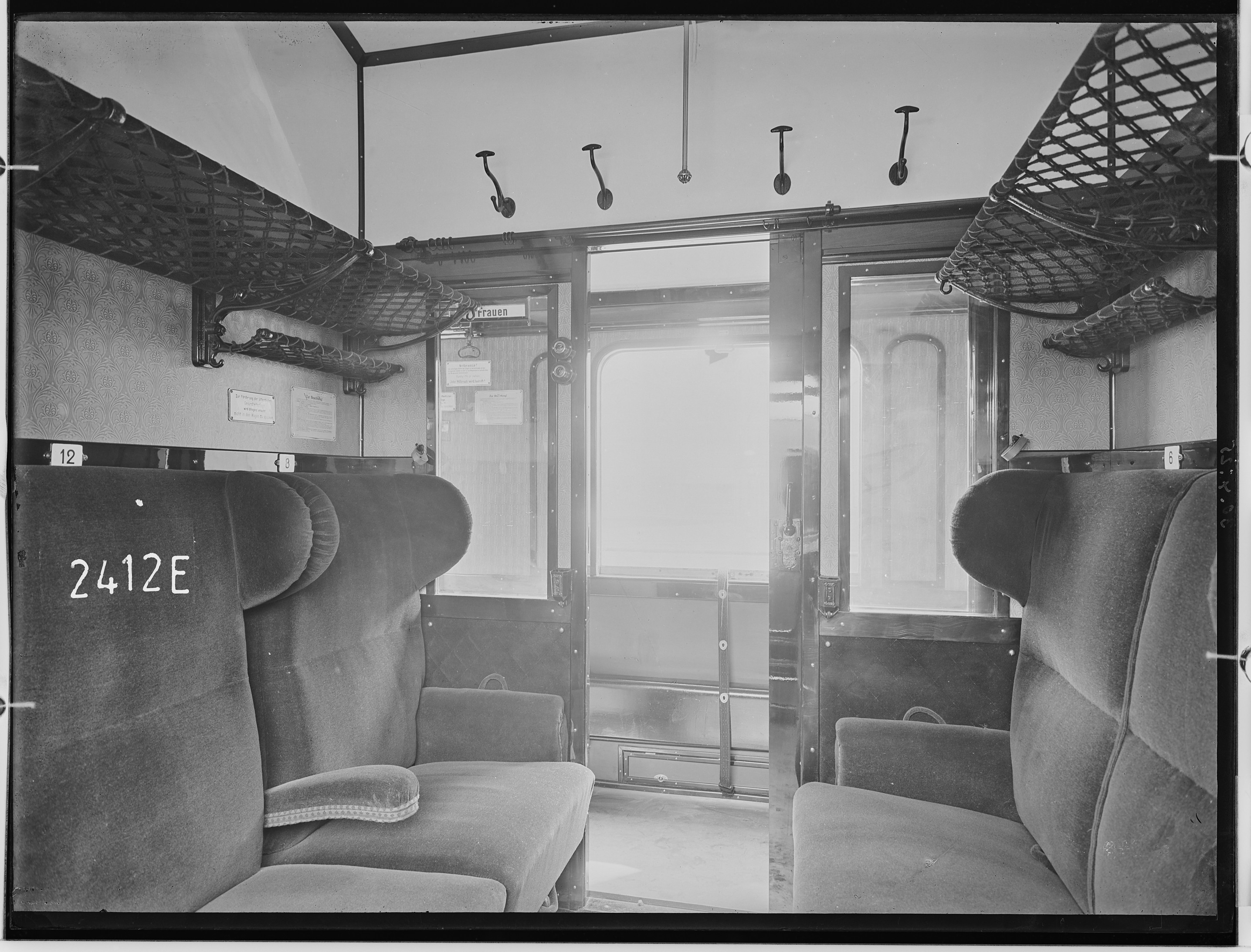 Fotografie: vierachsiger D-Zugwagen erste Klasse (Innenansicht II), 1925 (Schenkung der Bombardier Transportation, Werk Görlitz | Eigentum/Sammlung der Verkehrsmuseums Dresden gGmbH CC BY-NC-SA)