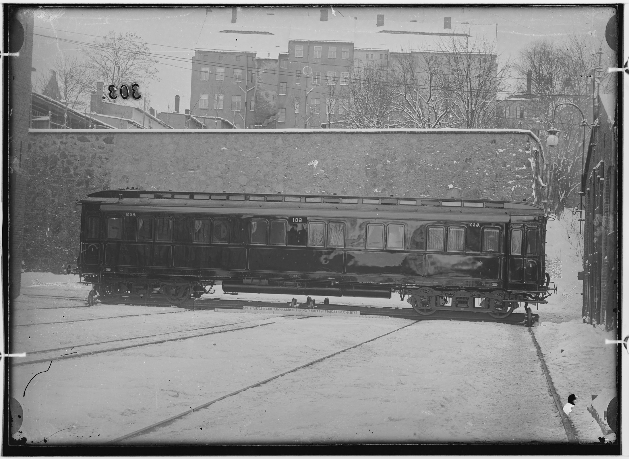 Fotografie: vierachsiger D-Zugwagen erste und zweite Klasse, 1892 (Schenkung der Bombardier Transportation, Werk Görlitz | Eigentum/Sammlung der Verkehrsmuseums Dresden gGmbH CC BY-NC-SA)