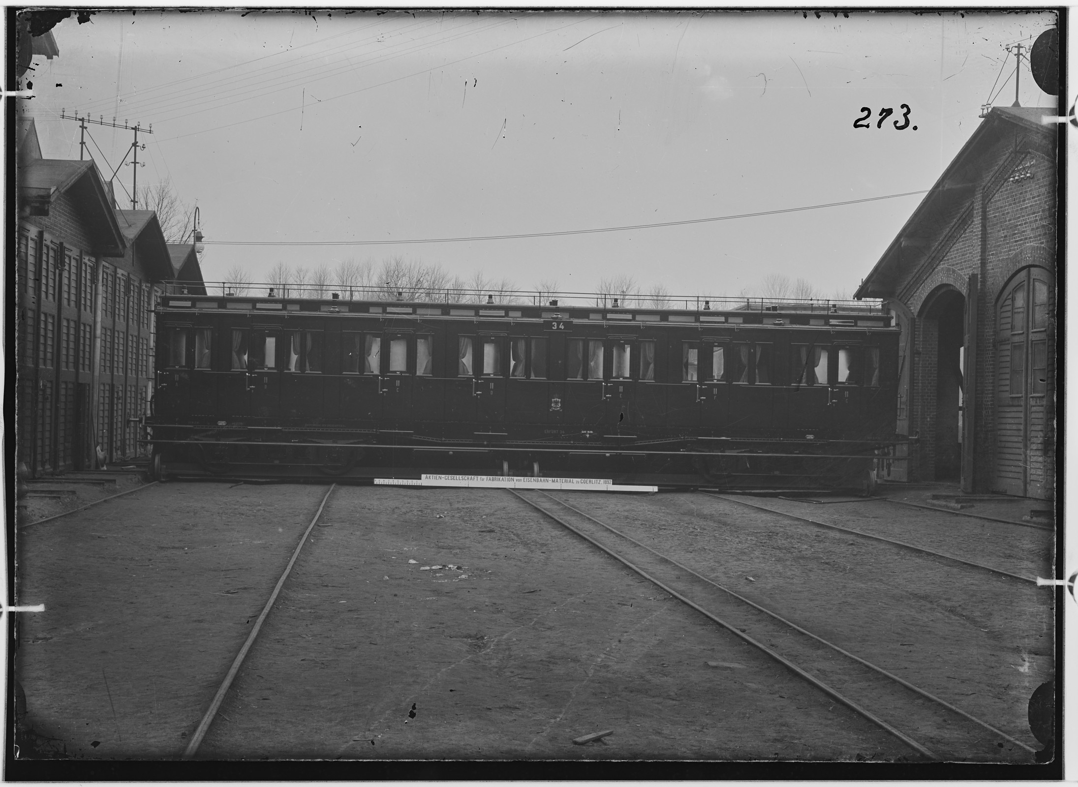 Fotografie: vierachsiger D-Zugwagen zweite Klasse, 1892 (Schenkung der Bombardier Transportation, Werk Görlitz | Eigentum/Sammlung der Verkehrsmuseums Dresden gGmbH CC BY-NC-SA)