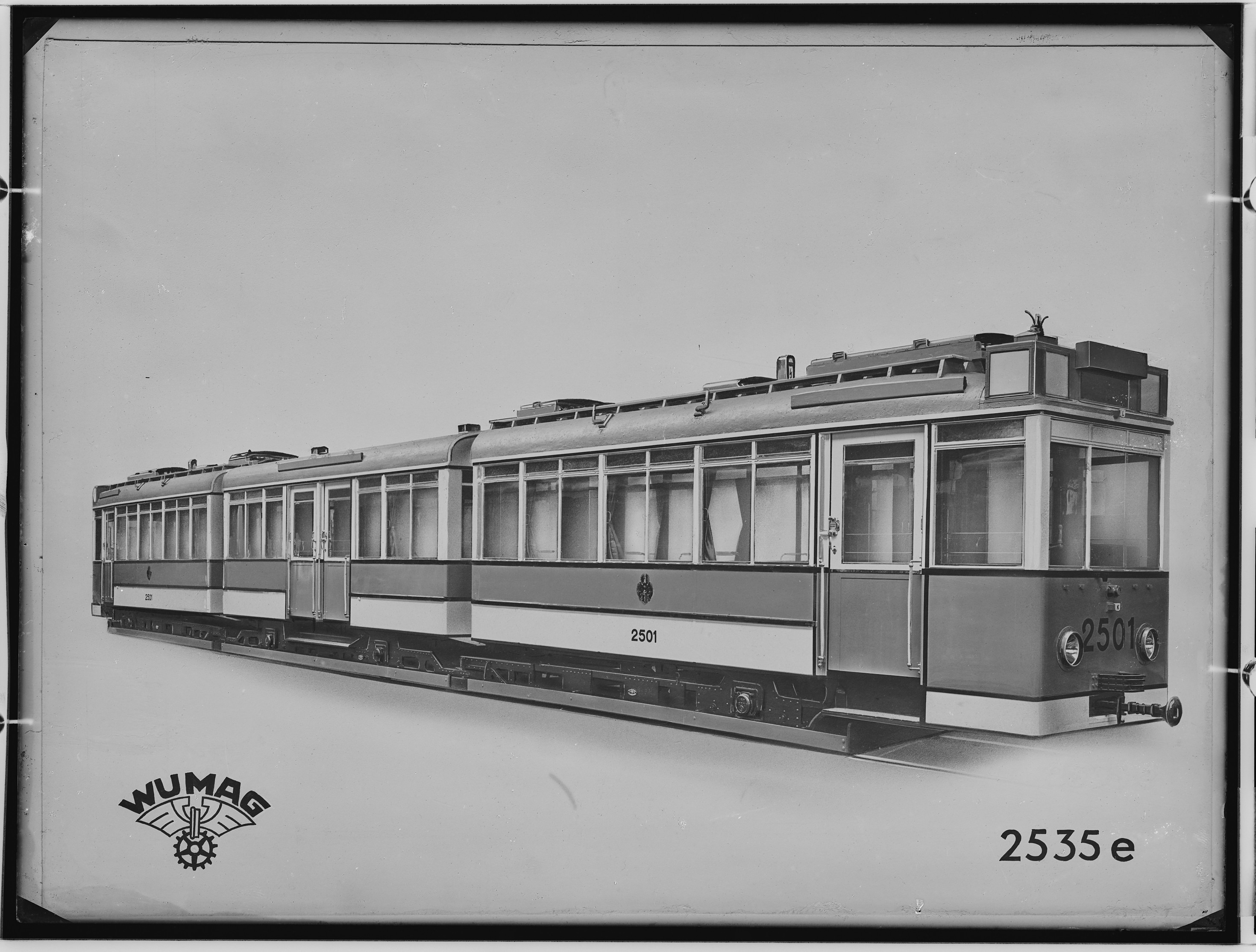 Fotografie: vierachsiger dreiteiliger Gelenk-Triebzugwagen (Außenansicht I), 1928 (Schenkung der Bombardier Transportation, Werk Görlitz | Eigentum/Sammlung der Verkehrsmuseums Dresden gGmbH CC BY-NC-SA)