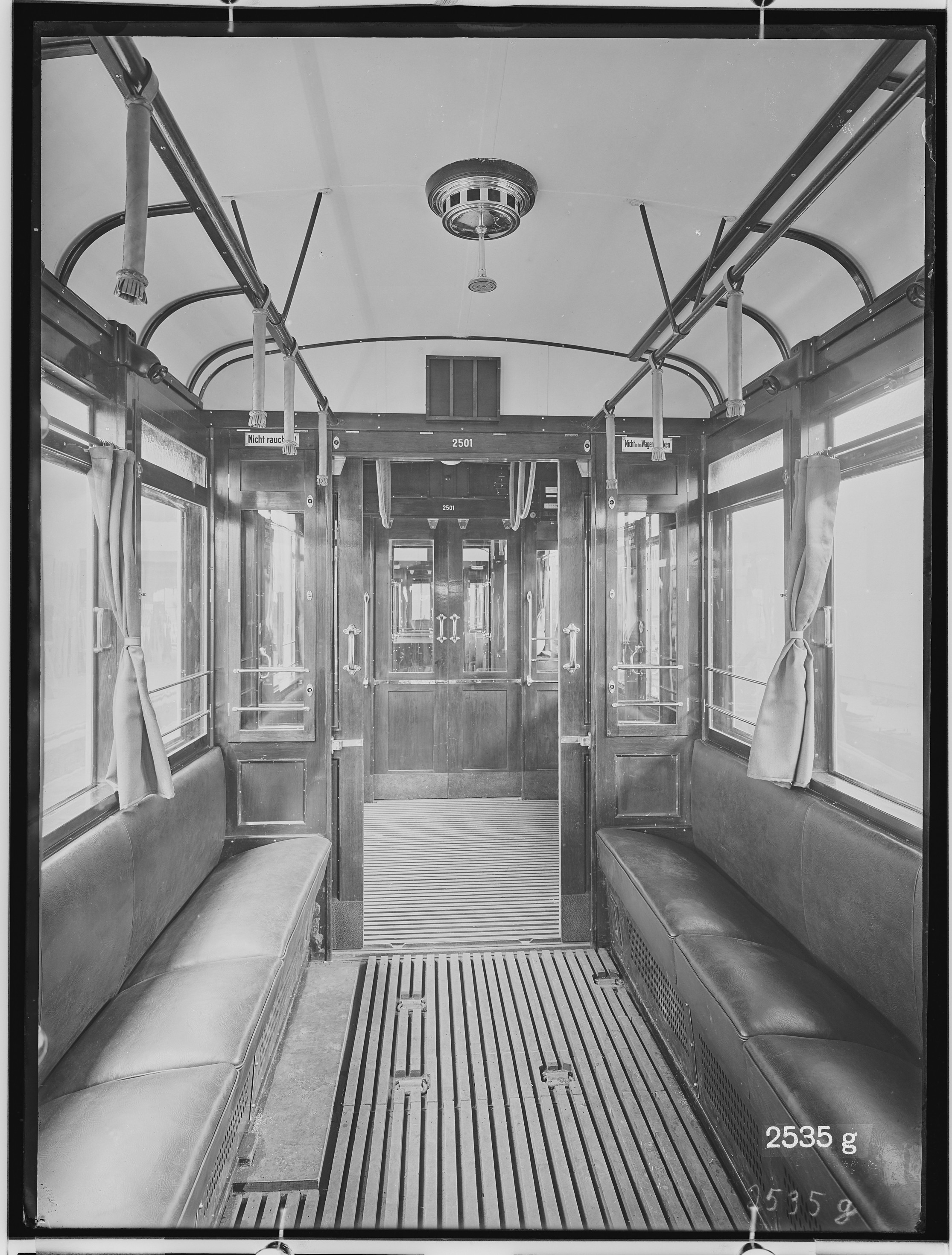 Fotografie: vierachsiger dreiteiliger Gelenk-Triebzugwagen (Innenansicht II), 1928 (Schenkung der Bombardier Transportation, Werk Görlitz | Eigentum/Sammlung der Verkehrsmuseums Dresden gGmbH CC BY-NC-SA)