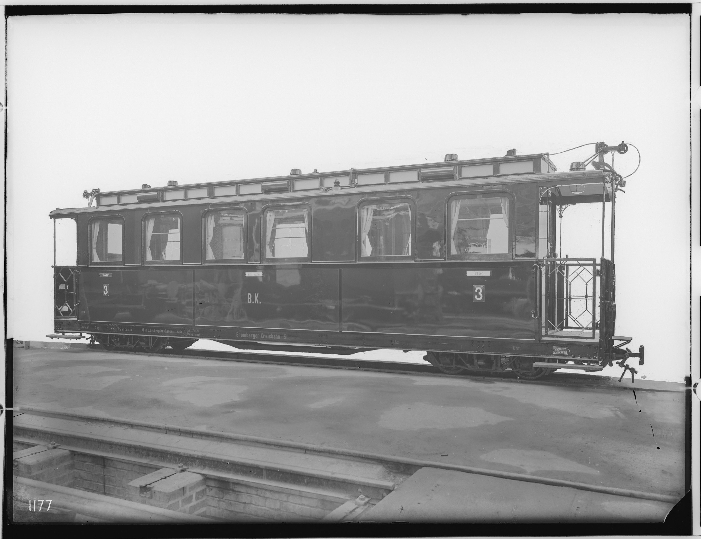 Fotografie: vierachsiger Durchgangs-/ Personenwagen dritte Klasse, 1917 (Schenkung der Bombardier Transportation, Werk Görlitz | Eigentum/Sammlung der Verkehrsmuseums Dresden gGmbH CC BY-NC-SA)