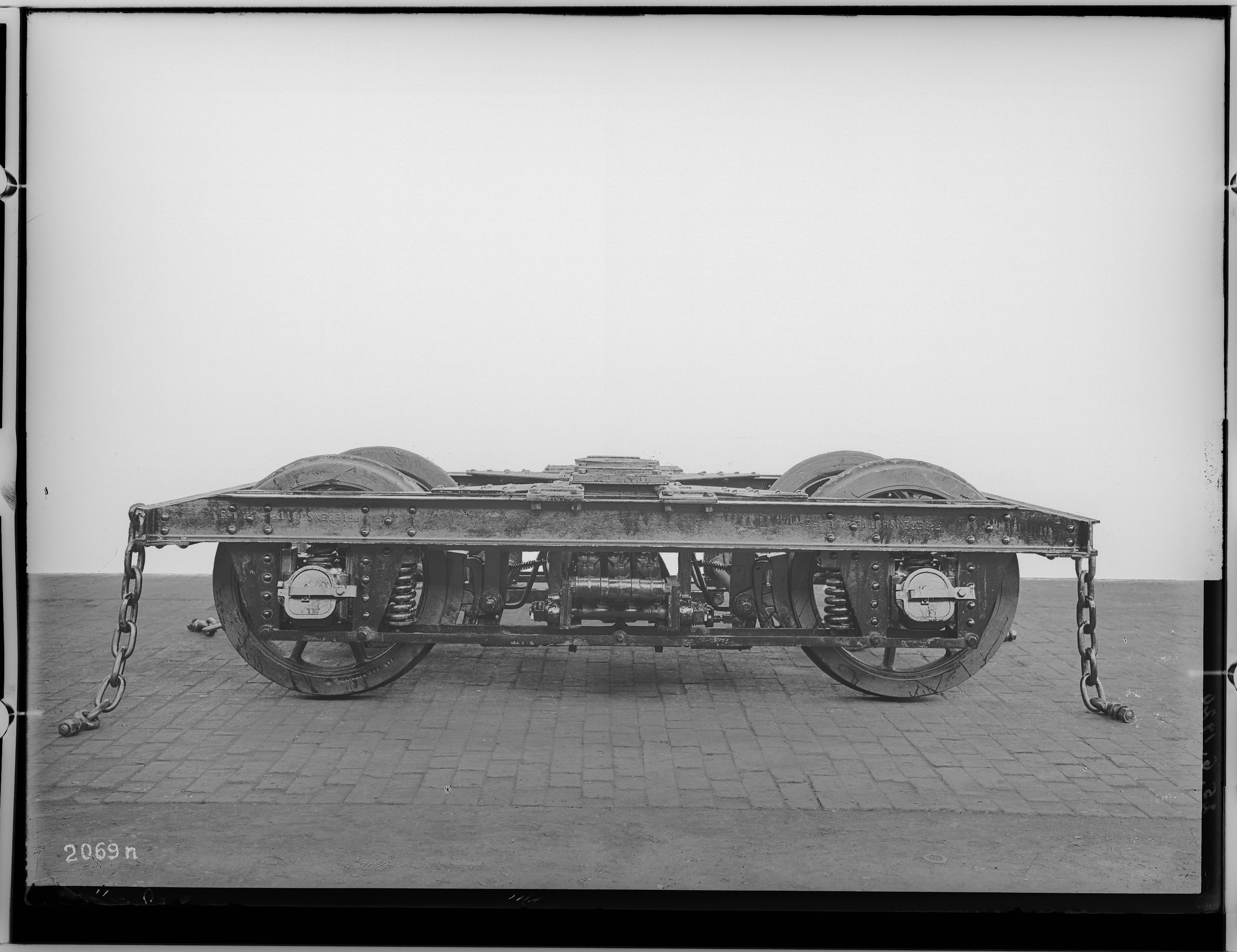 Fotografie: vierachsiger Durchgangswagen dritte Klasse (Drehgestell II), 1920 (Schenkung der Bombardier Transportation, Werk Görlitz | Eigentum/Sammlung der Verkehrsmuseums Dresden gGmbH CC BY-NC-SA)