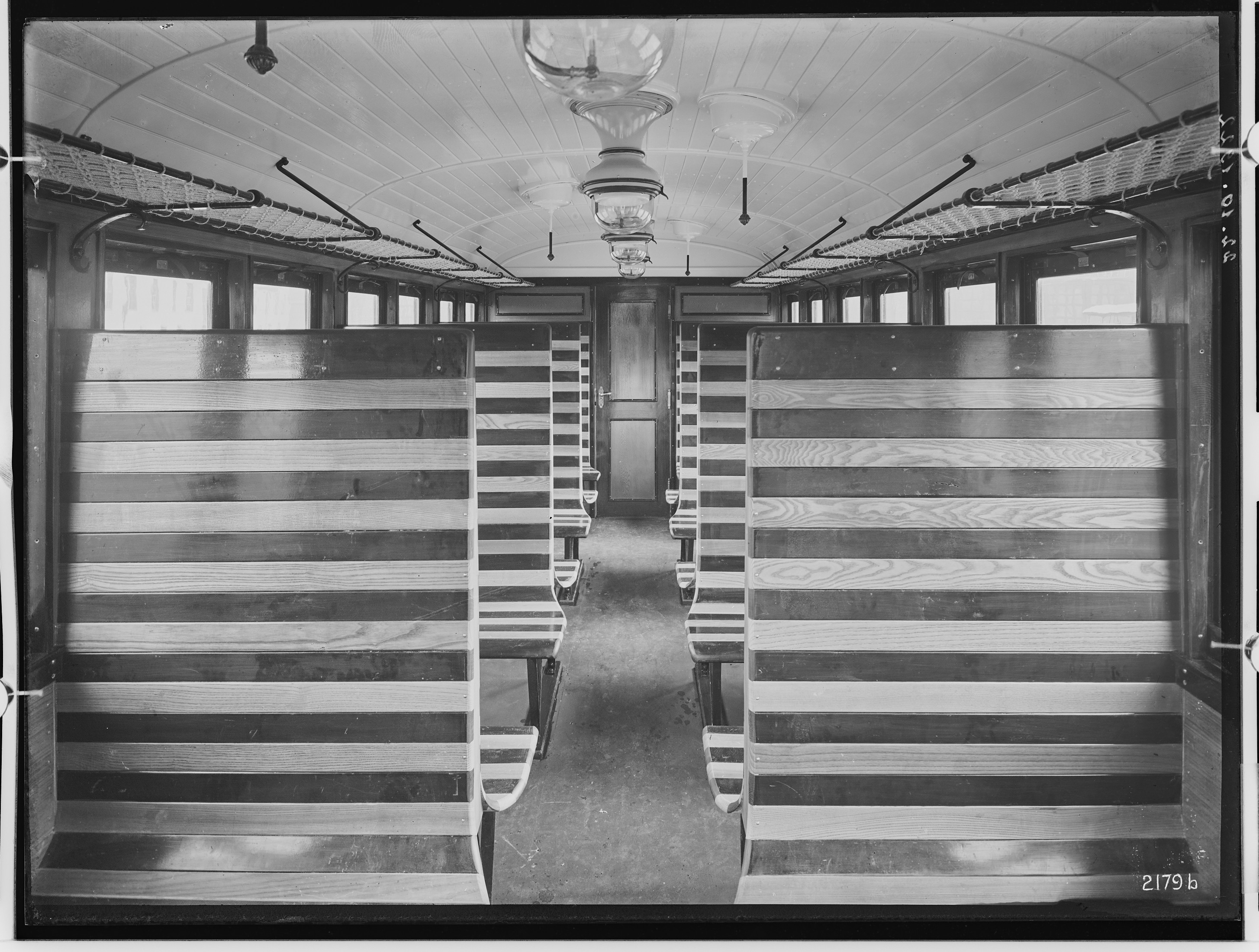 Fotografie: vierachsiger Durchgangswagen dritte Klasse für Marokko (Innenansicht), 1922 (Schenkung der Bombardier Transportation, Werk Görlitz | Eigentum/Sammlung der Verkehrsmuseums Dresden gGmbH CC BY-NC-SA)