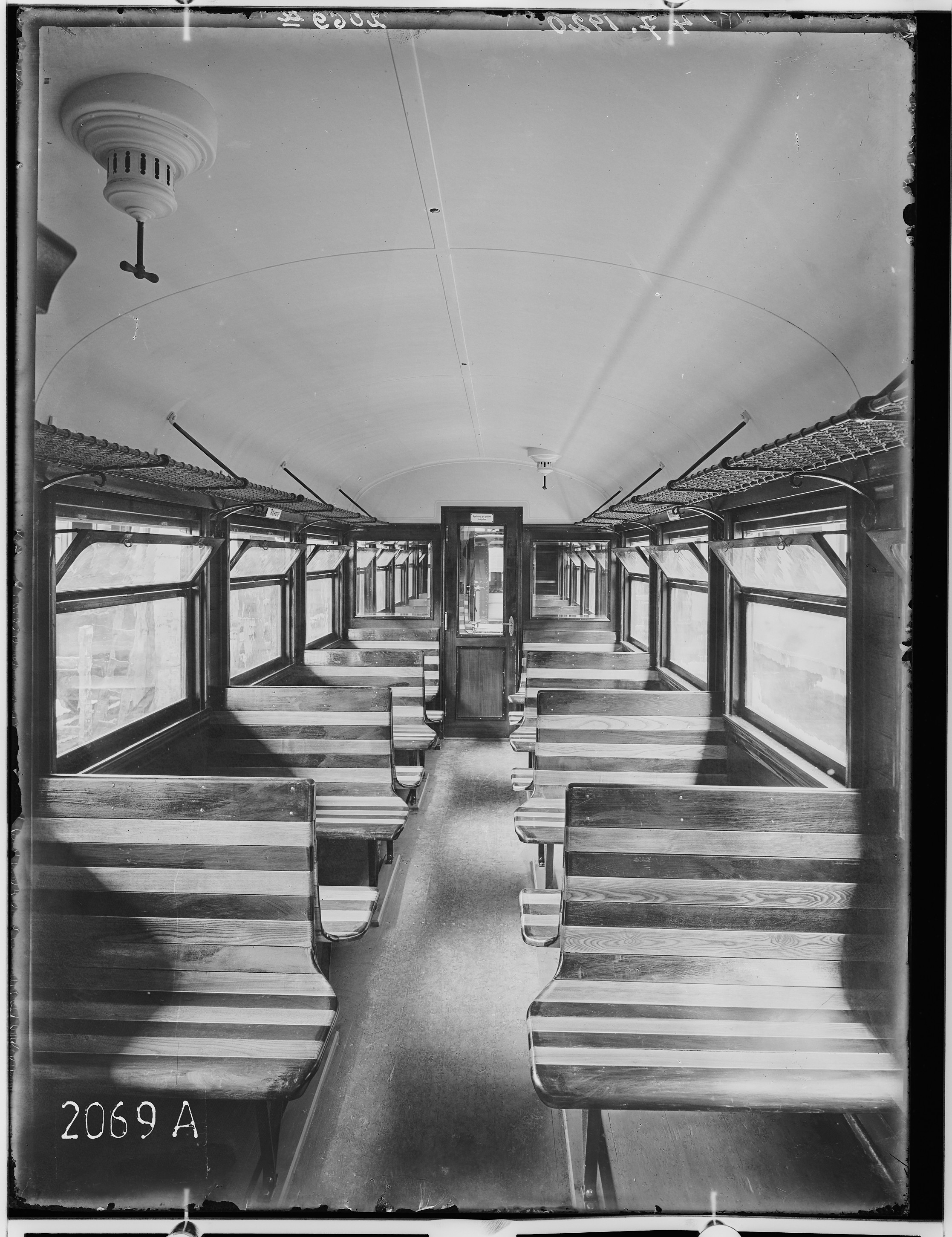 Fotografie: vierachsiger Durchgangswagen dritte Klasse (Innenansicht I), 1920 (Schenkung der Bombardier Transportation, Werk Görlitz | Eigentum/Sammlung der Verkehrsmuseums Dresden gGmbH CC BY-NC-SA)