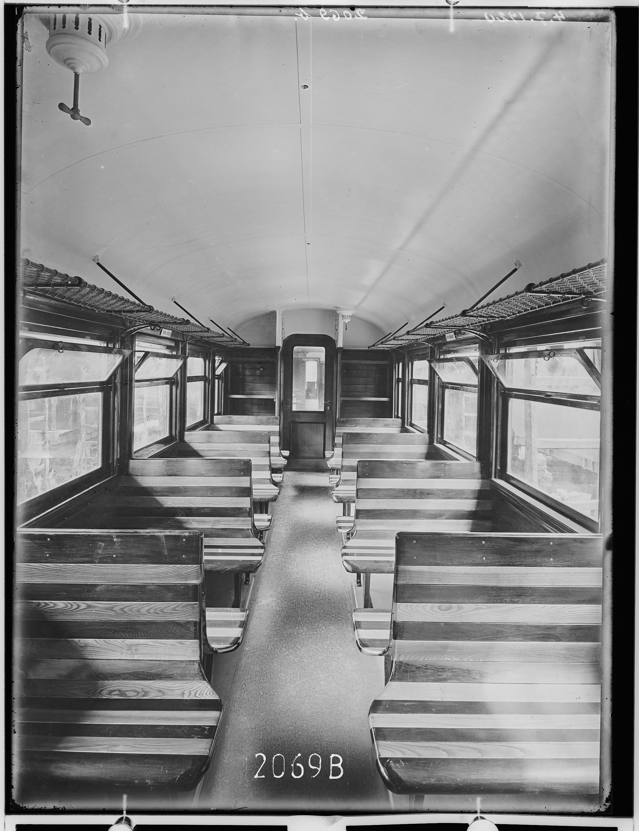 Fotografie: vierachsiger Durchgangswagen dritte Klasse (Innenansicht II), 1920 (Schenkung der Bombardier Transportation, Werk Görlitz | Eigentum/Sammlung der Verkehrsmuseums Dresden gGmbH CC BY-NC-SA)