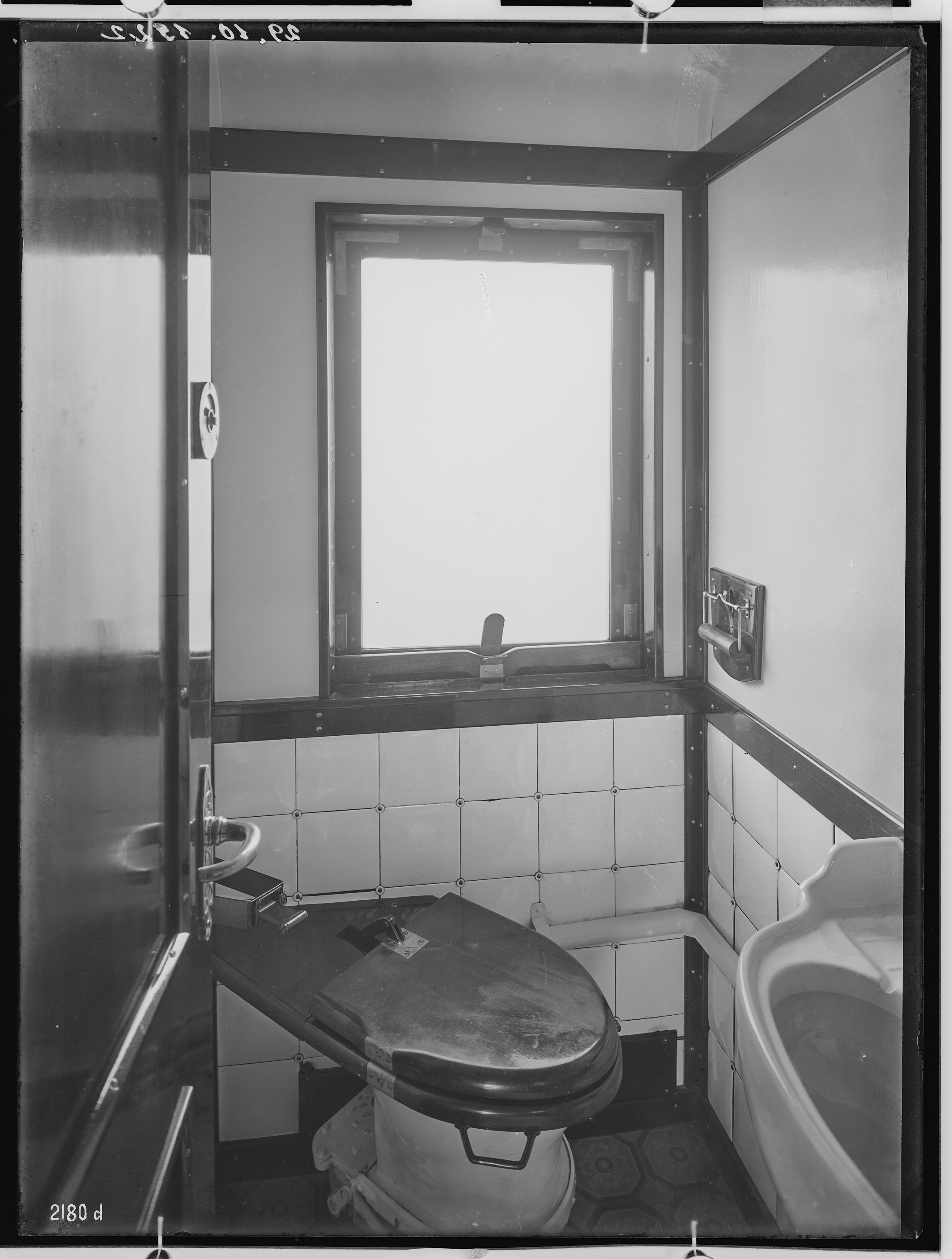 Fotografie: vierachsiger Durchgangswagen erste Klasse für Marokko (Toilette), 1922 (Schenkung der Bombardier Transportation, Werk Görlitz | Eigentum/Sammlung der Verkehrsmuseums Dresden gGmbH CC BY-NC-SA)