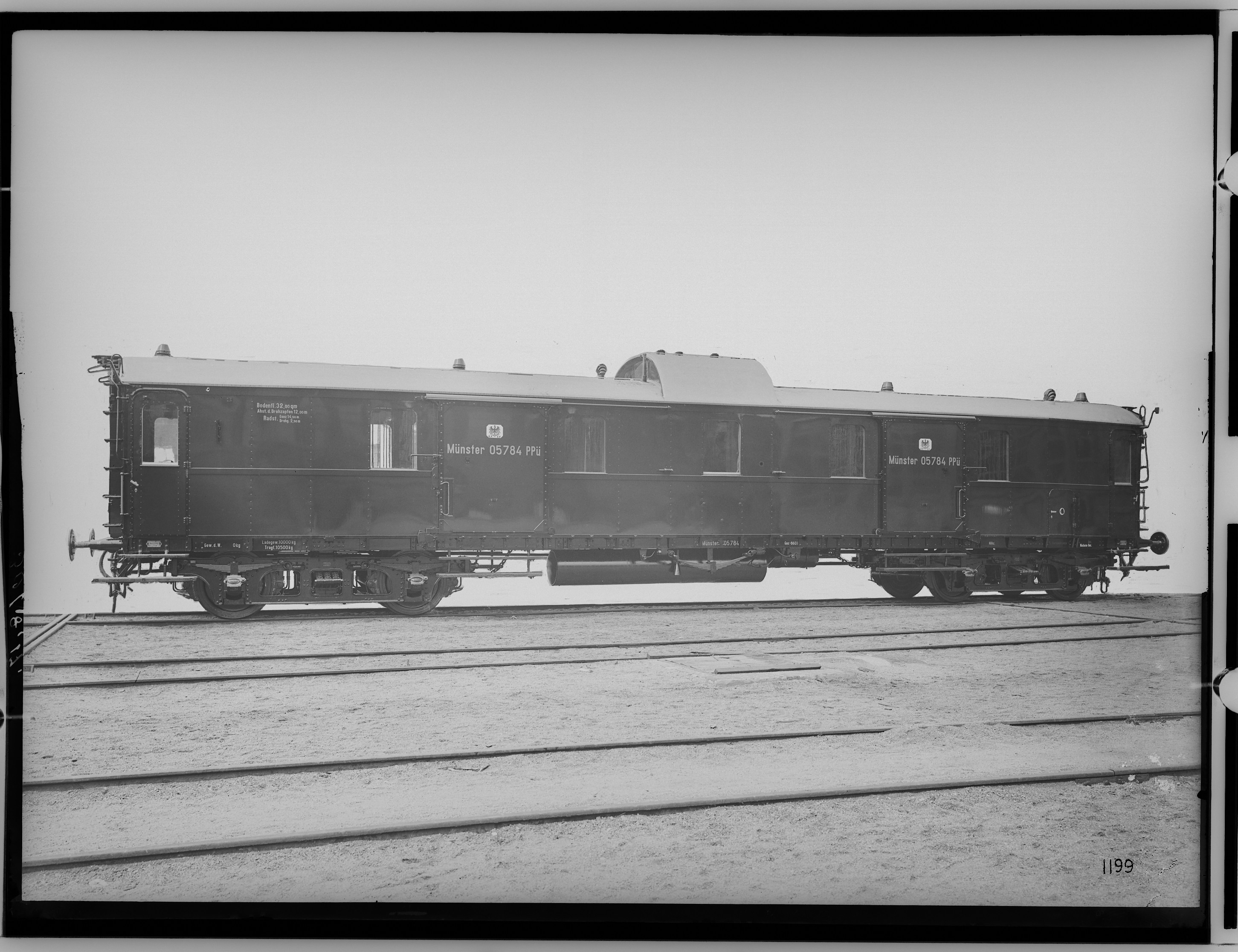 Fotografie: vierachsiger eiserner D-Zug-Gepäckwagen, 1917 (Schenkung der Bombardier Transportation, Werk Görlitz | Eigentum/Sammlung der Verkehrsmuseums Dresden gGmbH CC BY-NC-SA)