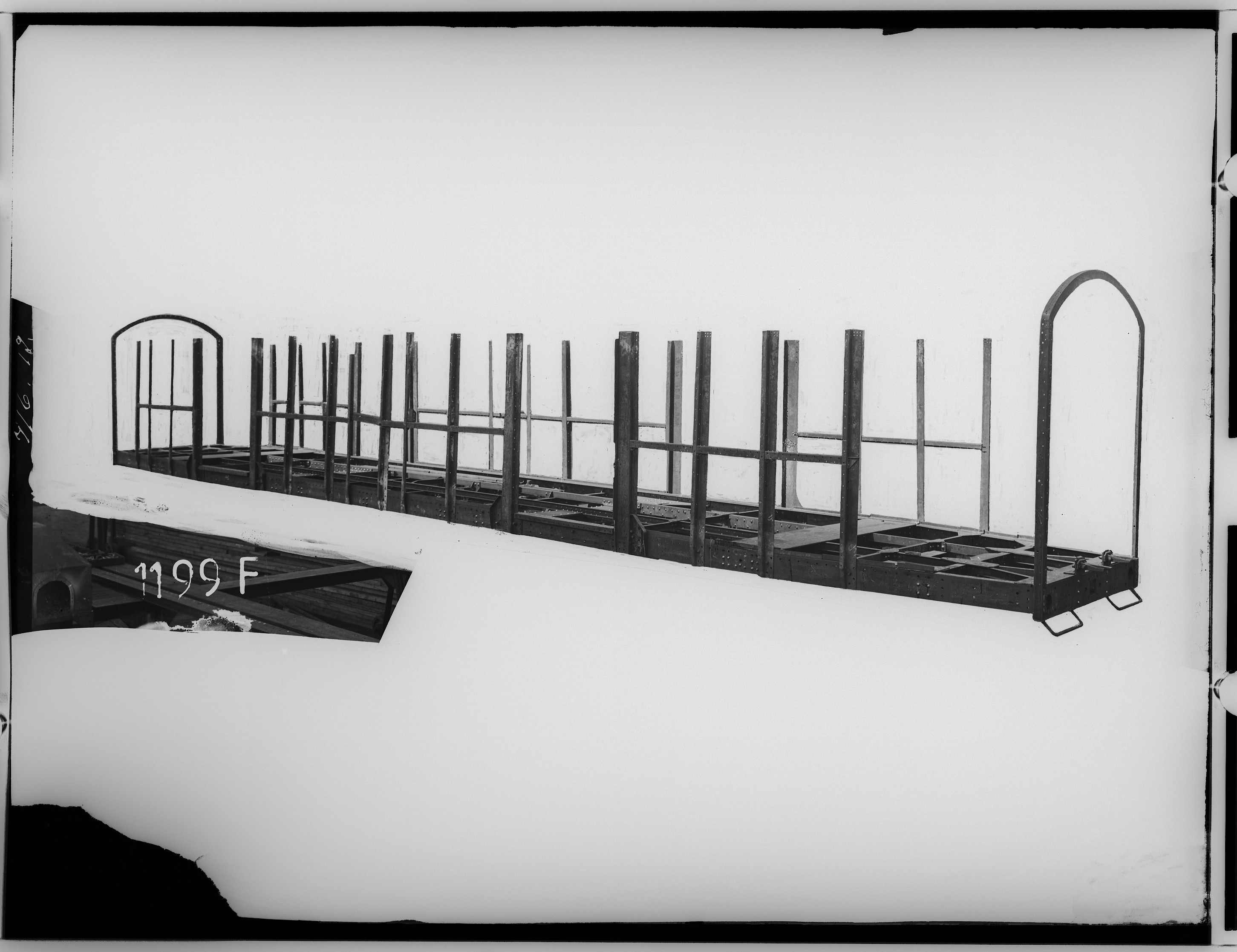 Fotografie: vierachsiger eiserner D-Zug-Gepäckwagen (Untergestell- und Kastengerippe), 1917 (Schenkung der Bombardier Transportation, Werk Görlitz | Eigentum/Sammlung der Verkehrsmuseums Dresden gGmbH CC BY-NC-SA)