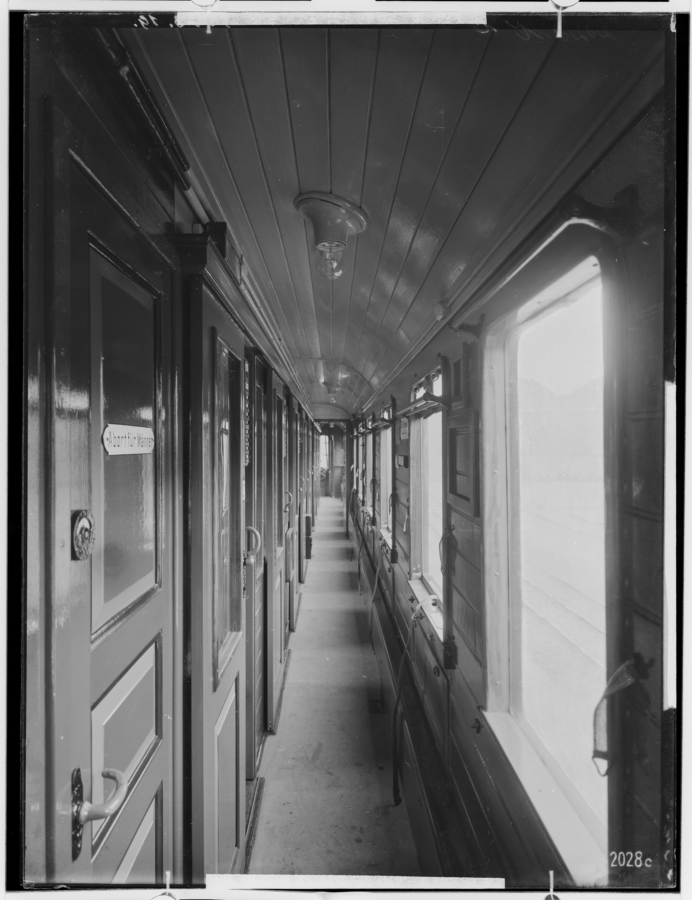 Fotografie: vierachsiger eiserner D-Zugwagen dritte Klasse (Durchgang), 1919 (Schenkung der Bombardier Transportation, Werk Görlitz | Eigentum/Sammlung der Verkehrsmuseums Dresden gGmbH CC BY-NC-SA)