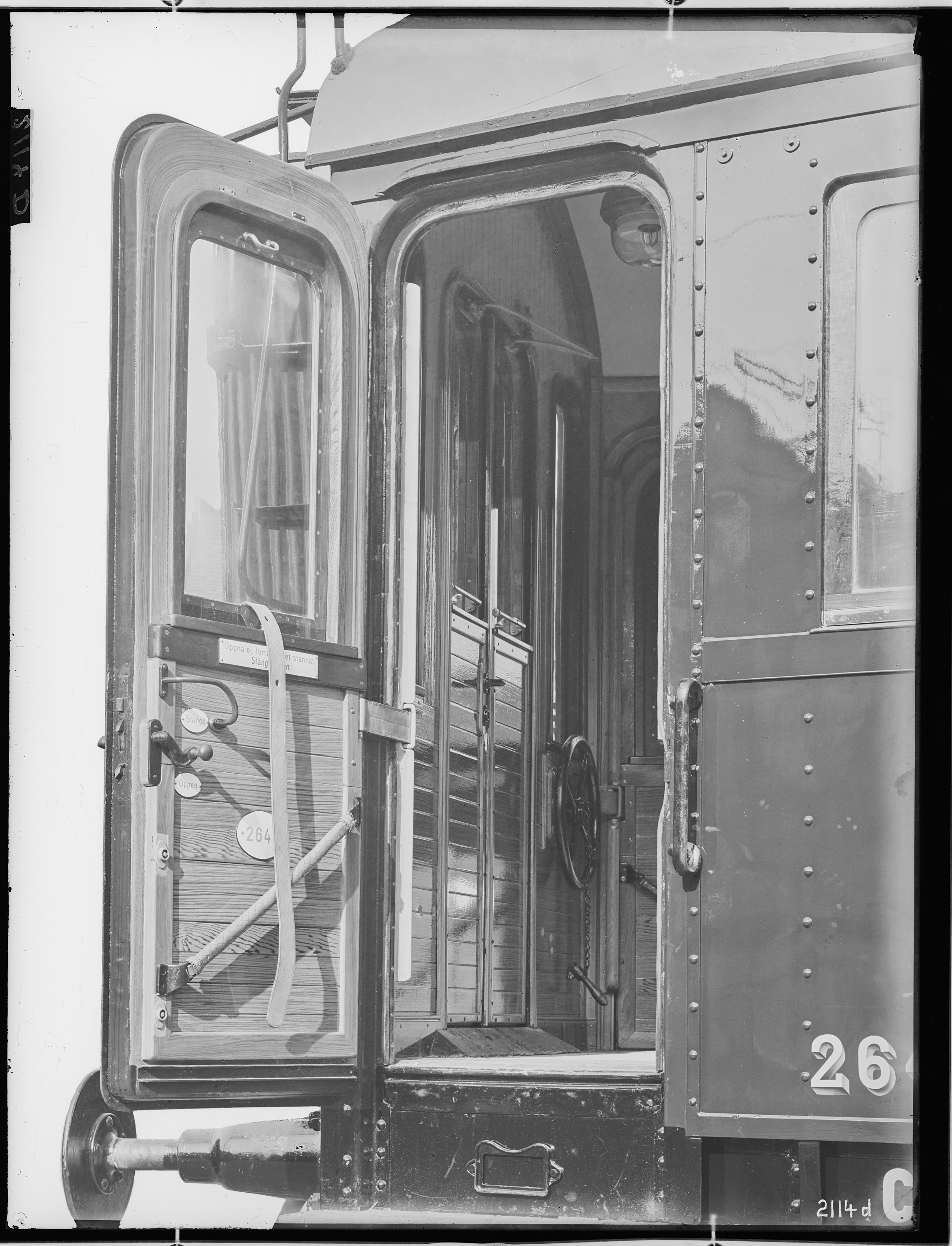 Fotografie: vierachsiger eiserner D-Zugwagen dritte Klasse (geöffnete Seitenwandtür), 1921 (Schenkung der Bombardier Transportation, Werk Görlitz | Eigentum/Sammlung der Verkehrsmuseums Dresden gGmbH CC BY-NC-SA)