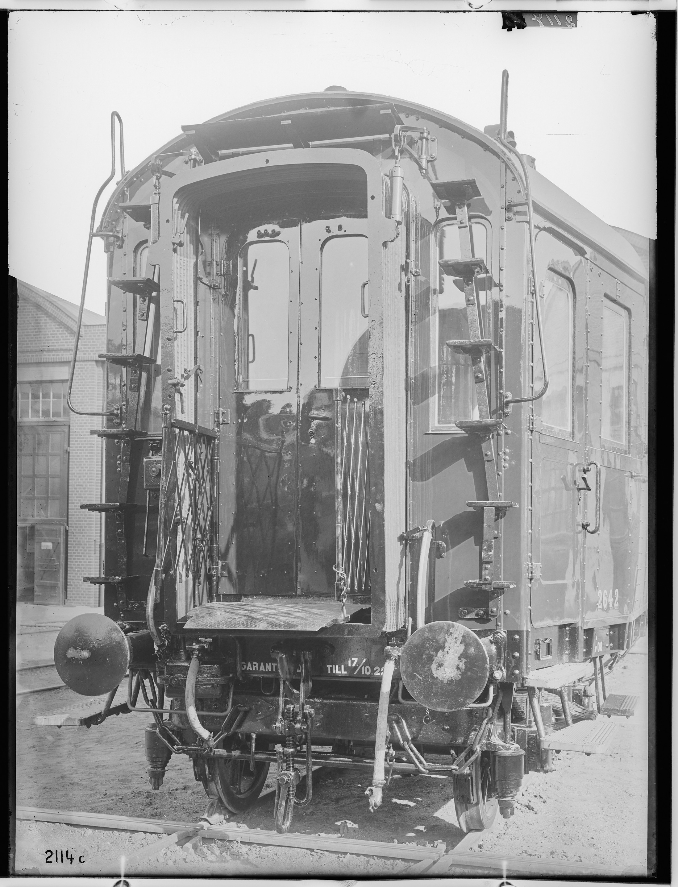 Fotografie: vierachsiger eiserner D-Zugwagen dritte Klasse (Stirnansicht), 1921 (Schenkung der Bombardier Transportation, Werk Görlitz | Eigentum/Sammlung der Verkehrsmuseums Dresden gGmbH CC BY-NC-SA)