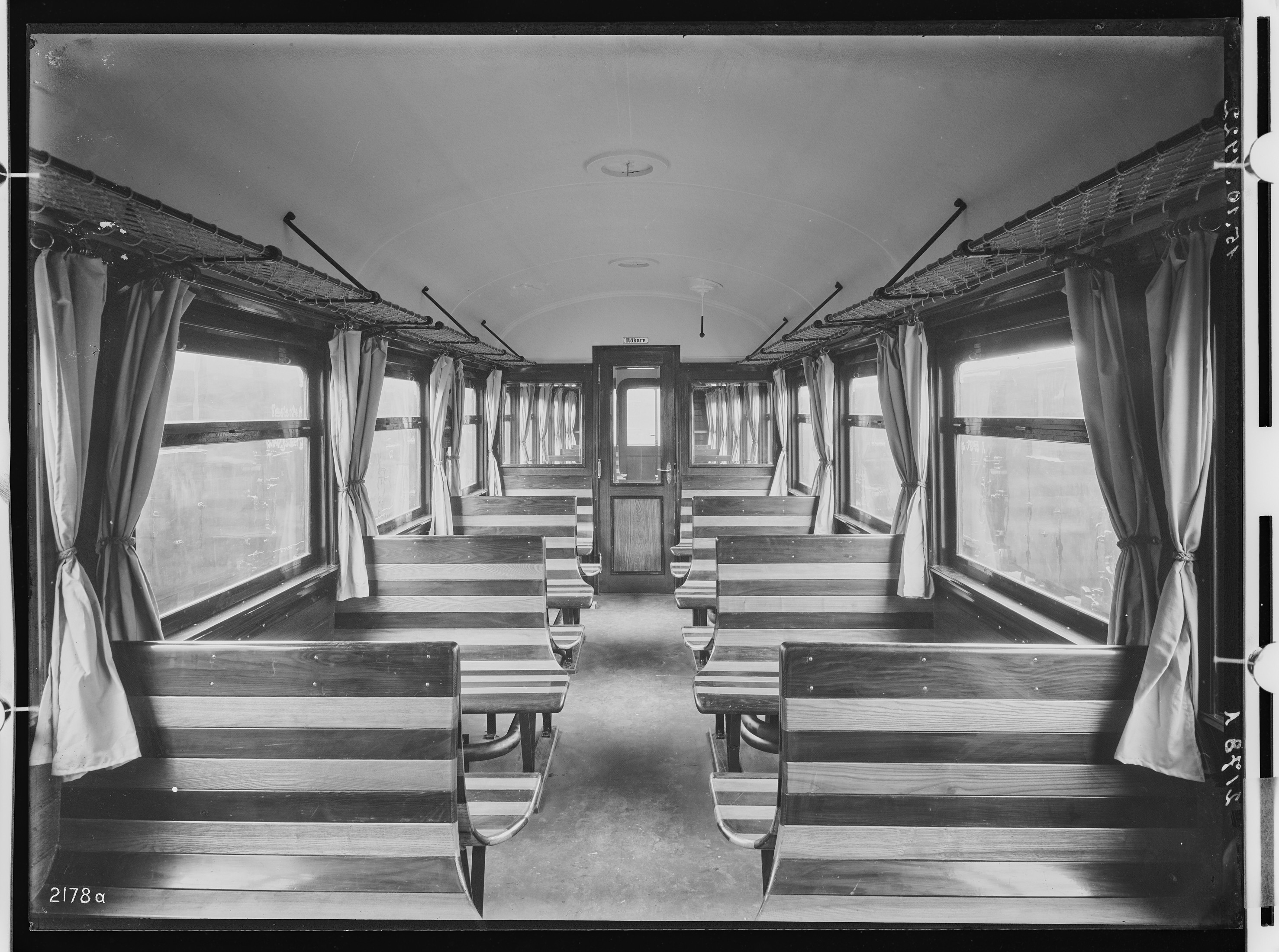 Fotografie: vierachsiger eiserner Durchgangswagen dritte Klasse (Innenansicht), 1922 (Schenkung der Bombardier Transportation, Werk Görlitz | Eigentum/Sammlung der Verkehrsmuseums Dresden gGmbH CC BY-NC-SA)