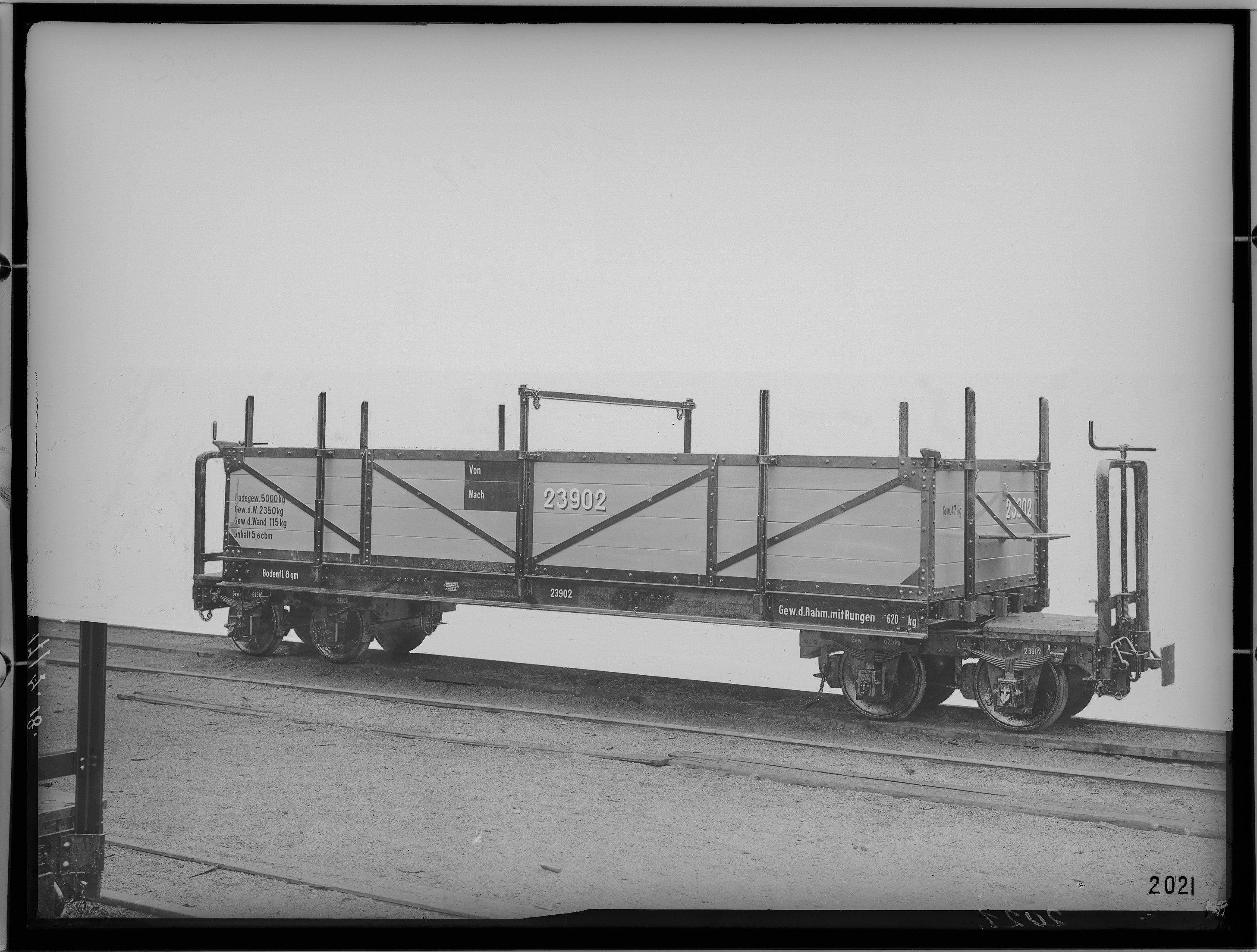 Fotografie: vierachsiger Feldbahnwagen neuer Bauart, 1918 (Schenkung der Bombardier Transportation, Werk Görlitz | Eigentum/Sammlung der Verkehrsmuseums Dresden gGmbH CC BY-NC-SA)