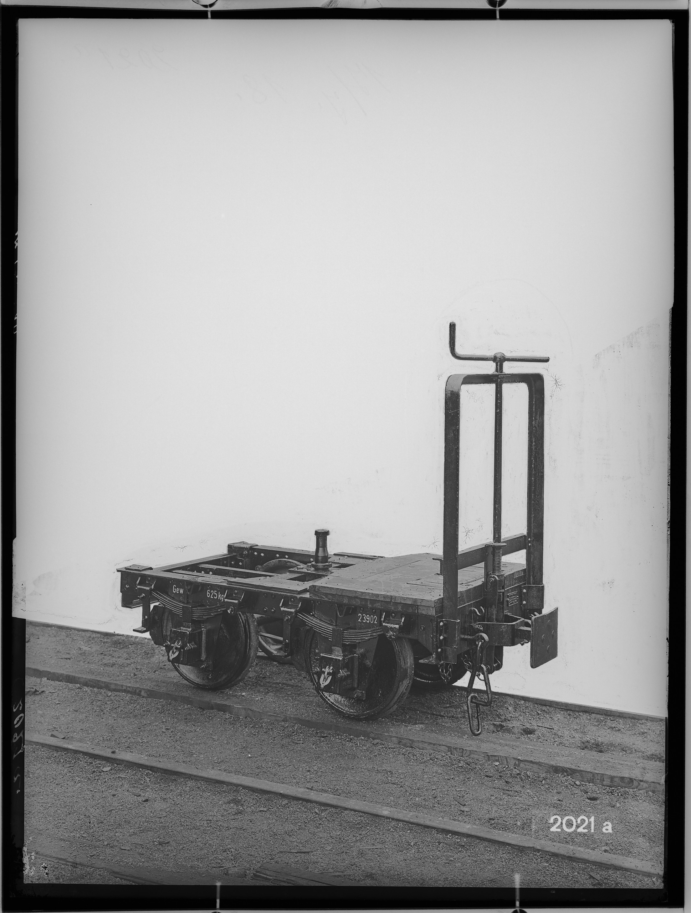 Fotografie: vierachsiger Feldbahnwagen neuer Bauart (Drehgestell), 1918 (Schenkung der Bombardier Transportation, Werk Görlitz | Eigentum/Sammlung der Verkehrsmuseums Dresden gGmbH CC BY-NC-SA)