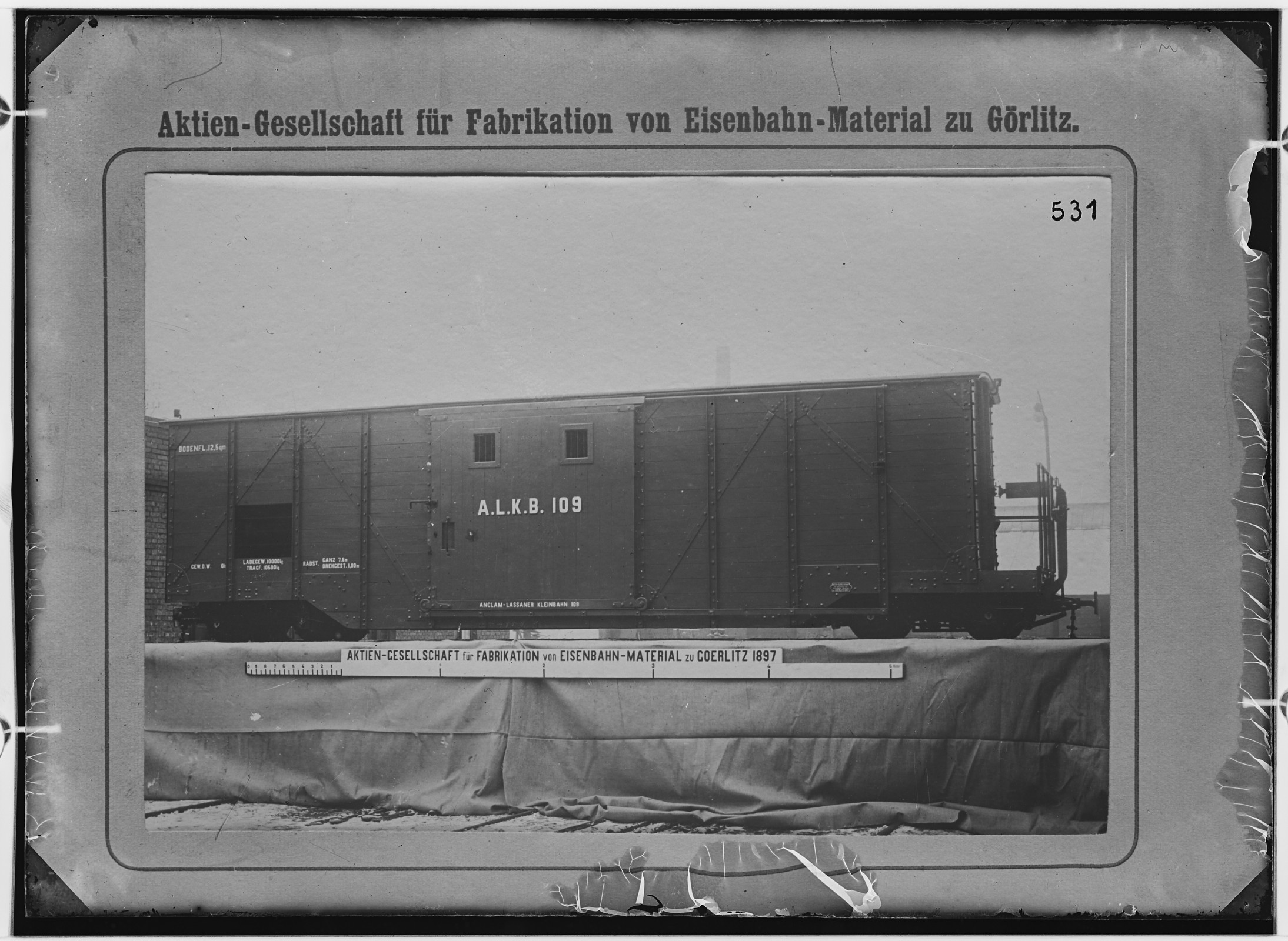 Fotografie: vierachsiger gedeckter Kleinbahn-Güterwagen, 1897 (Schenkung der Bombardier Transportation, Werk Görlitz | Eigentum/Sammlung der Verkehrsmuseums Dresden gGmbH CC BY-NC-SA)