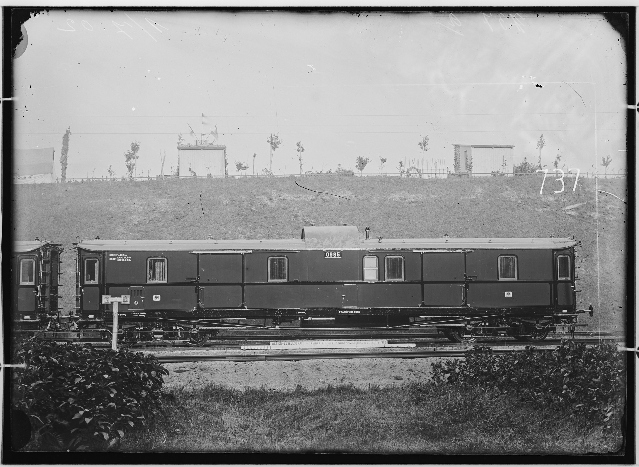 Fotografie: vierachsiger Gepäckwagen für D-Züge (Geräteraumseite), 1902 (Schenkung der Bombardier Transportation, Werk Görlitz | Eigentum/Sammlung der Verkehrsmuseums Dresden gGmbH CC BY-NC-SA)