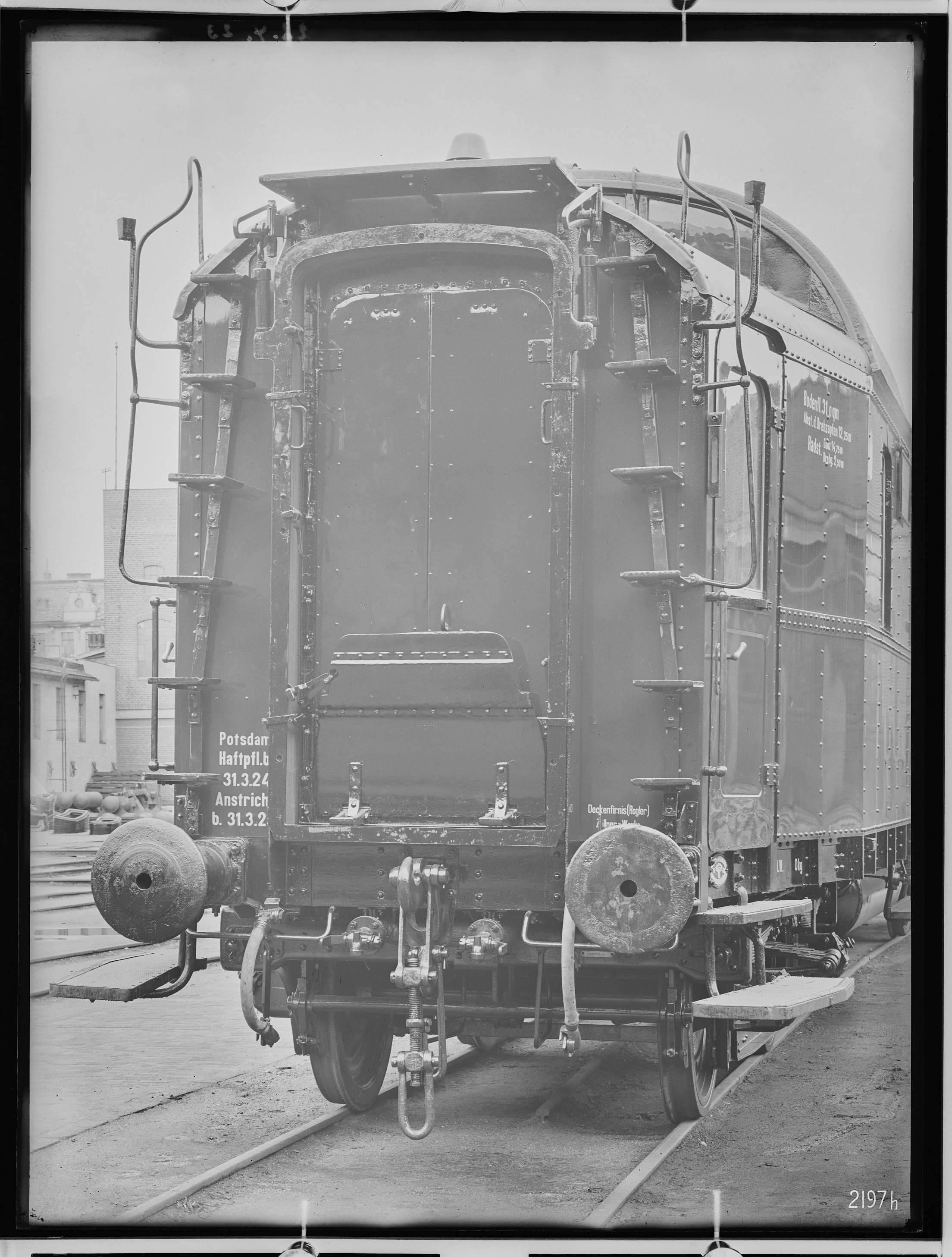 Fotografie: vierachsiger Gepäckwagen (Stirnansicht), 1923 (Schenkung der Bombardier Transportation, Werk Görlitz | Eigentum/Sammlung der Verkehrsmuseums Dresden gGmbH CC BY-NC-SA)