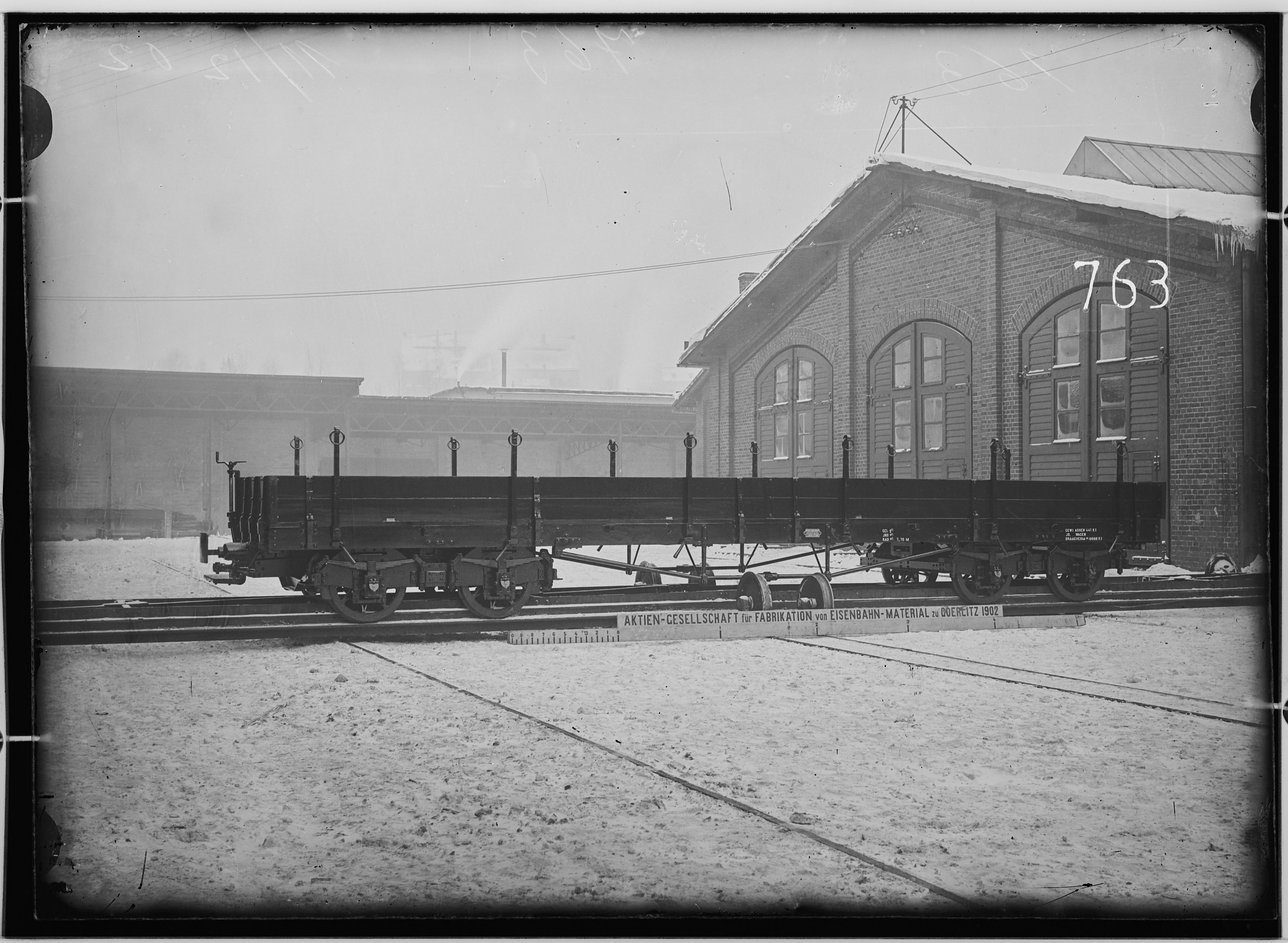 Fotografie: vierachsiger Kleinbahn-Plattformwagen mit Bremse, 1902 (Schenkung der Bombardier Transportation, Werk Görlitz | Eigentum/Sammlung der Verkehrsmuseums Dresden gGmbH CC BY-NC-SA)
