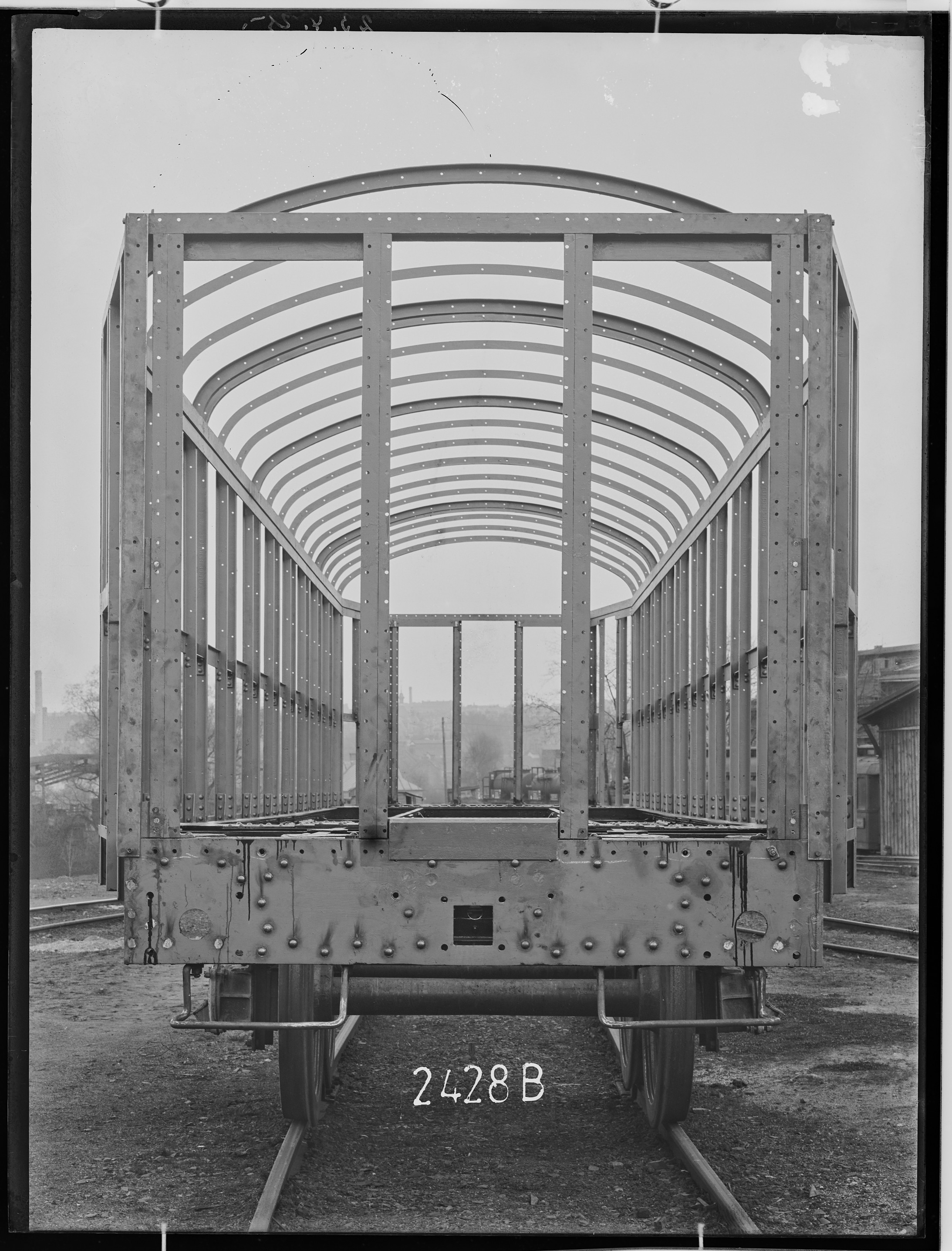 Fotografie: vierachsiger Motortriebwagen (Kastengerippe, Ansicht III), 1925 (Schenkung der Bombardier Transportation, Werk Görlitz | Eigentum/Sammlung der Verkehrsmuseums Dresden gGmbH CC BY-NC-SA)