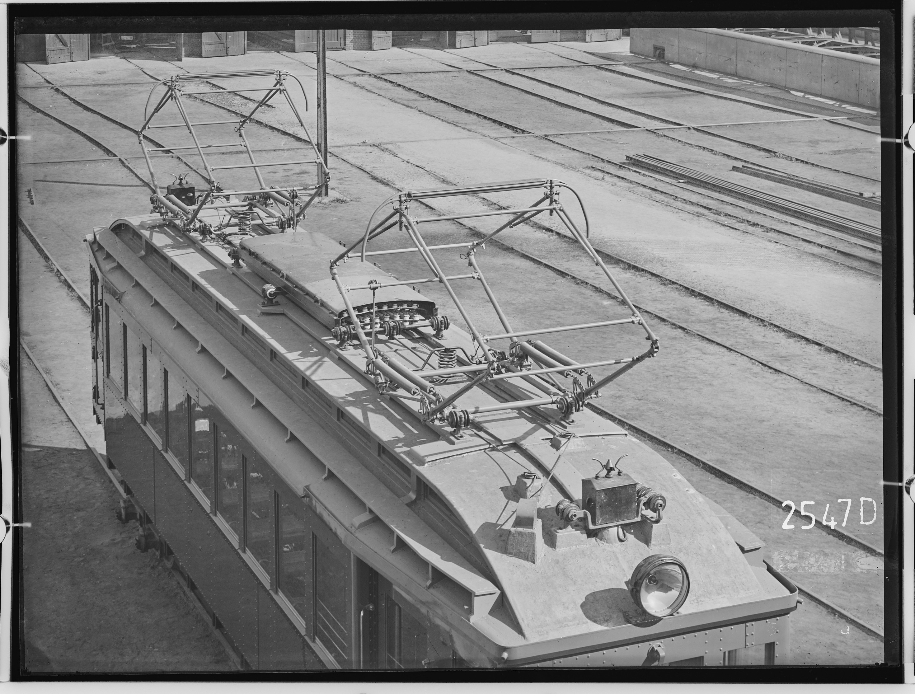 Fotografie: vierachsiger Motorwagen dritte Klasse (Dachansicht), 1928/29 (Schenkung der Bombardier Transportation, Werk Görlitz | Eigentum/Sammlung der Verkehrsmuseums Dresden gGmbH CC BY-NC-SA)