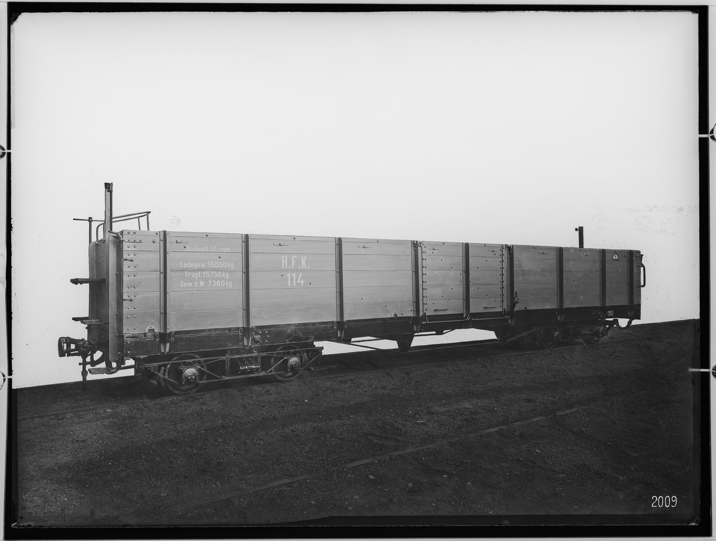 Fotografie: vierachsiger offener Güterwagen, 1917 (Schenkung der Bombardier Transportation, Werk Görlitz | Eigentum/Sammlung der Verkehrsmuseums Dresden gGmbH CC BY-NC-SA)