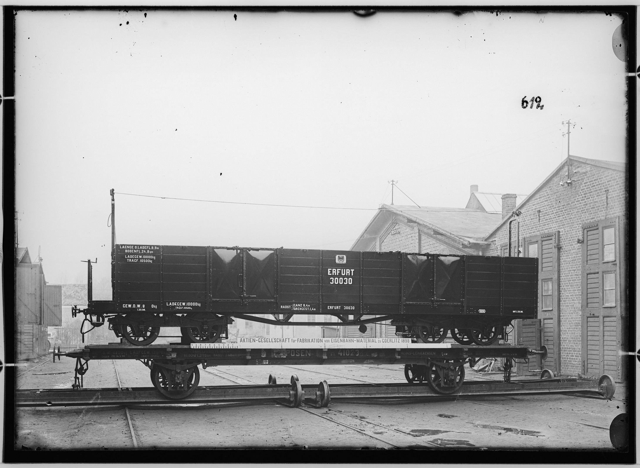 Fotografie: vierachsiger offener Güterwagen mit Bremse, 1898 (Schenkung der Bombardier Transportation, Werk Görlitz | Eigentum/Sammlung der Verkehrsmuseums Dresden gGmbH CC BY-NC-SA)