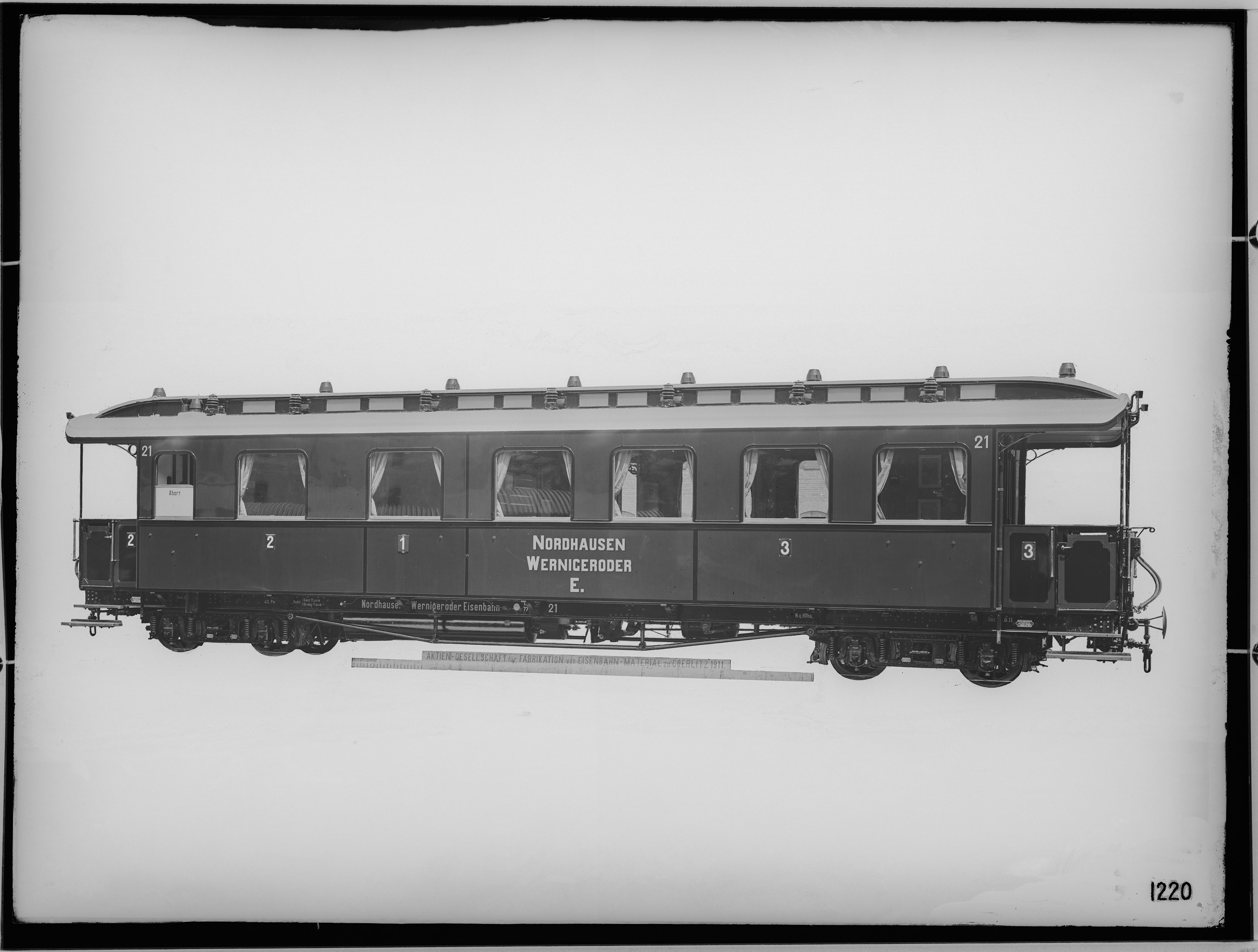 Fotografie: vierachsiger Personenwagen erste, zweite und dritte Klasse, 1911 (Schenkung der Bombardier Transportation, Werk Görlitz | Eigentum/Sammlung der Verkehrsmuseums Dresden gGmbH CC BY-NC-SA)