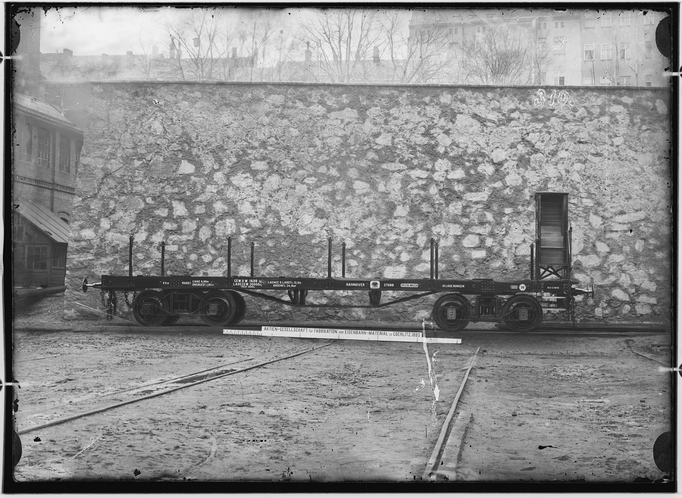 Fotografie: vierachsiger Plattformwagen, 1893 (Schenkung der Bombardier Transportation, Werk Görlitz | Eigentum/Sammlung der Verkehrsmuseums Dresden gGmbH CC BY-NC-SA)