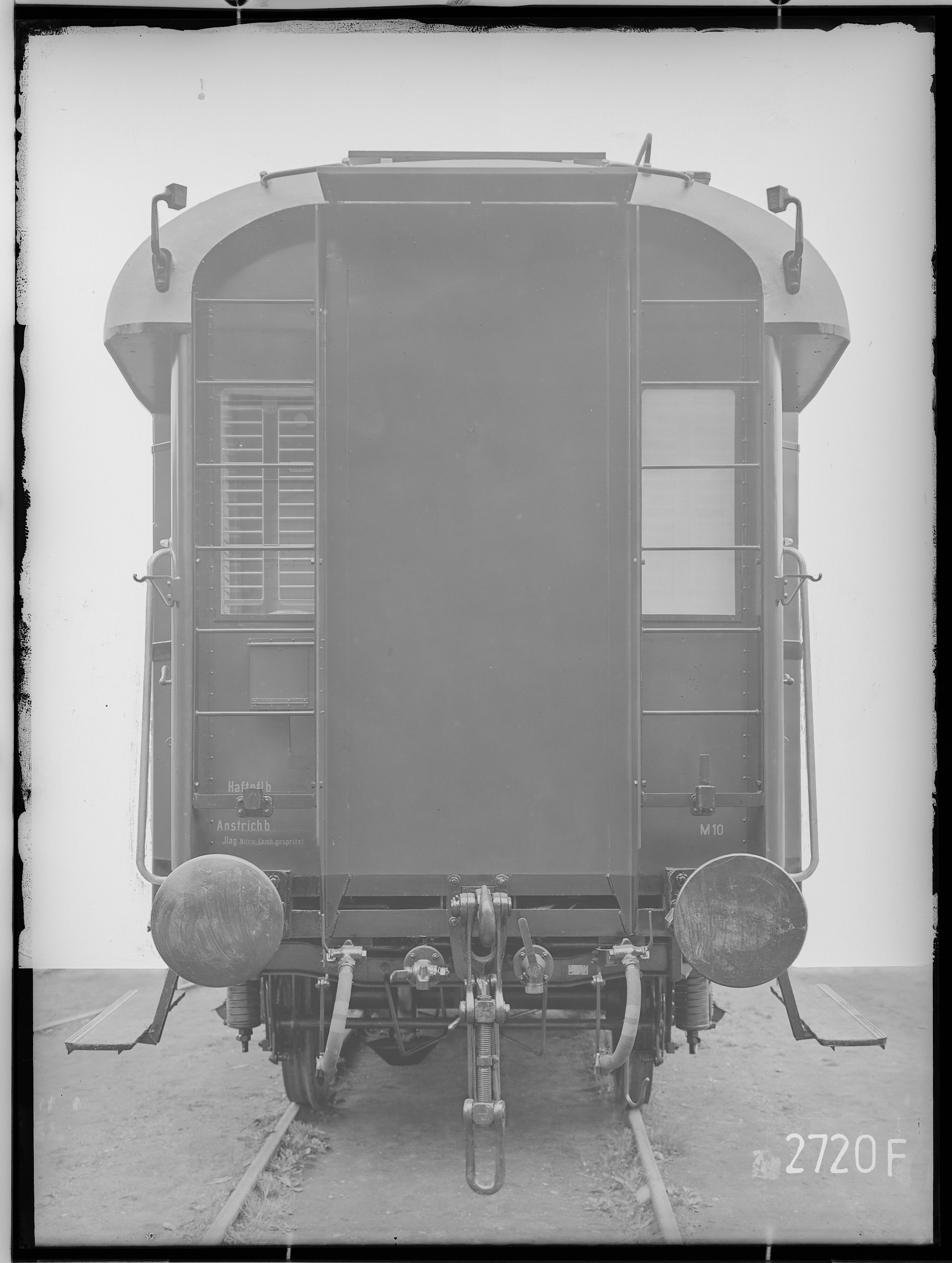 Fotografie: vierachsiger Postwagen (Außenansicht III, Stirnansicht Bremsende), 1938 (Schenkung der Bombardier Transportation, Werk Görlitz | Eigentum/Sammlung der Verkehrsmuseums Dresden gGmbH CC BY-NC-SA)