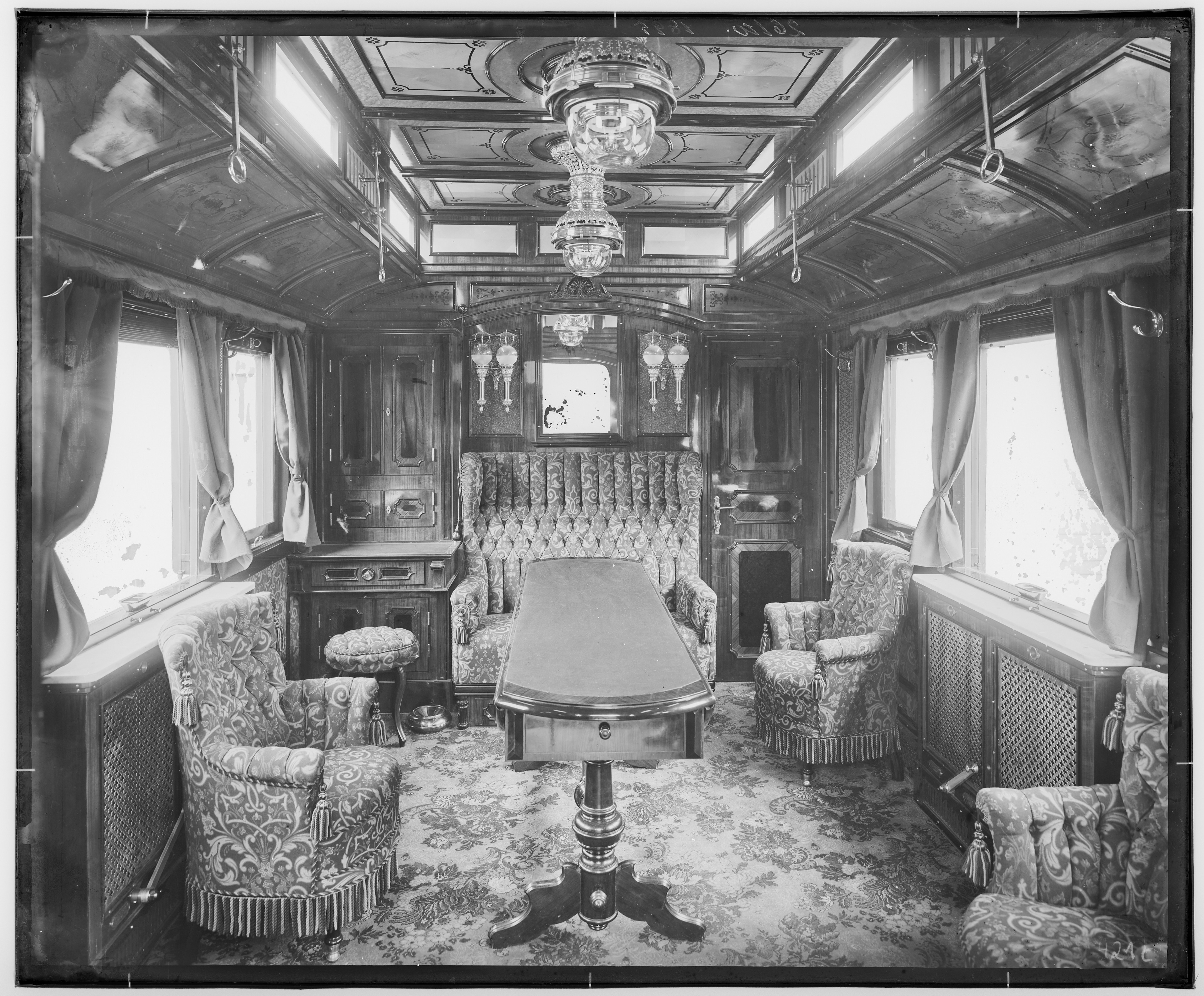 Fotografie: vierachsiger Salonwagen (Blick zum Seitengang II), 1895 (Schenkung der Bombardier Transportation, Werk Görlitz | Eigentum/Sammlung der Verkehrsmuseums Dresden gGmbH CC BY-NC-SA)