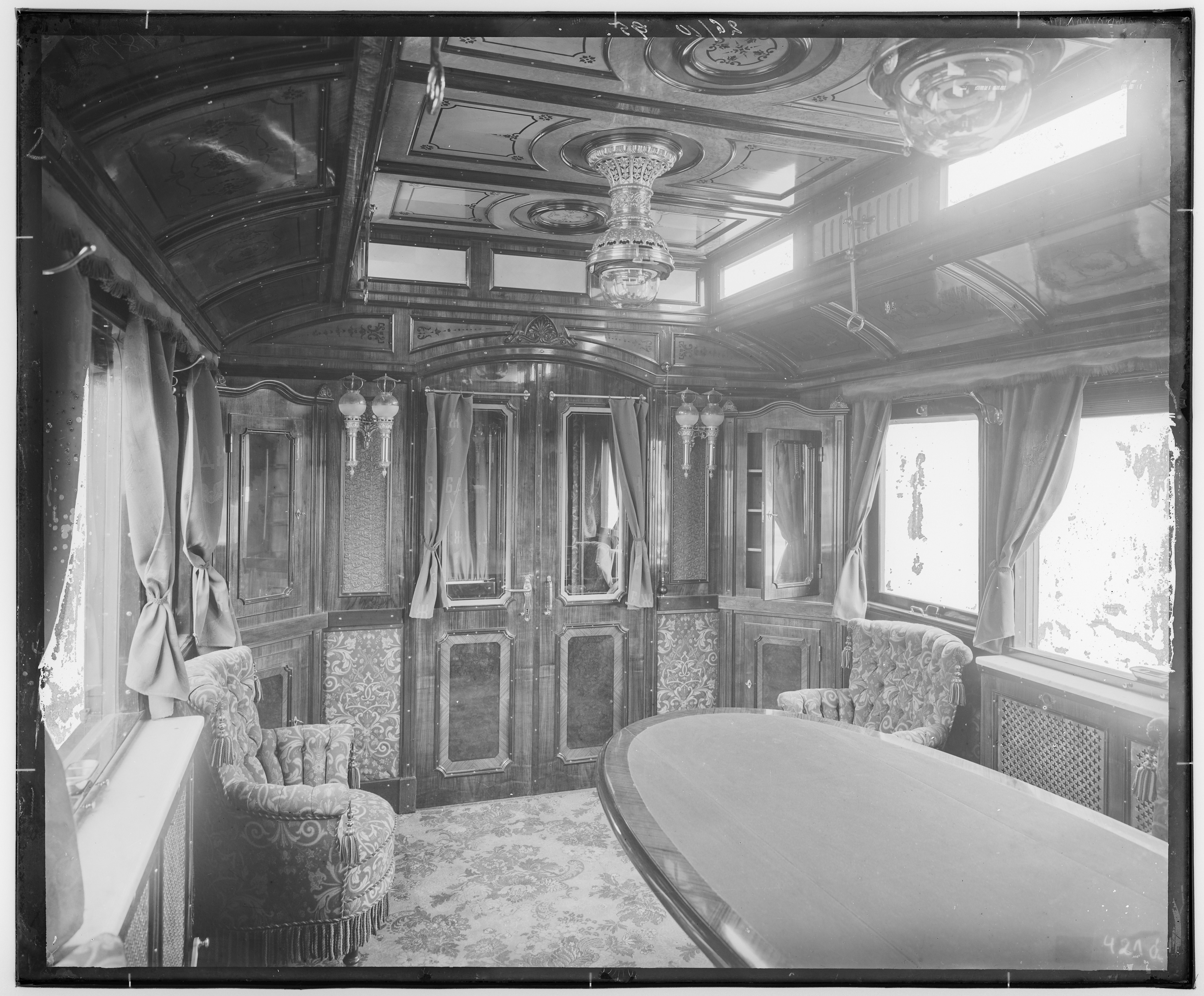 Fotografie: vierachsiger Salonwagen (Blick zum Vorraum), 1895 (Schenkung der Bombardier Transportation, Werk Görlitz | Eigentum/Sammlung der Verkehrsmuseums Dresden gGmbH CC BY-NC-SA)