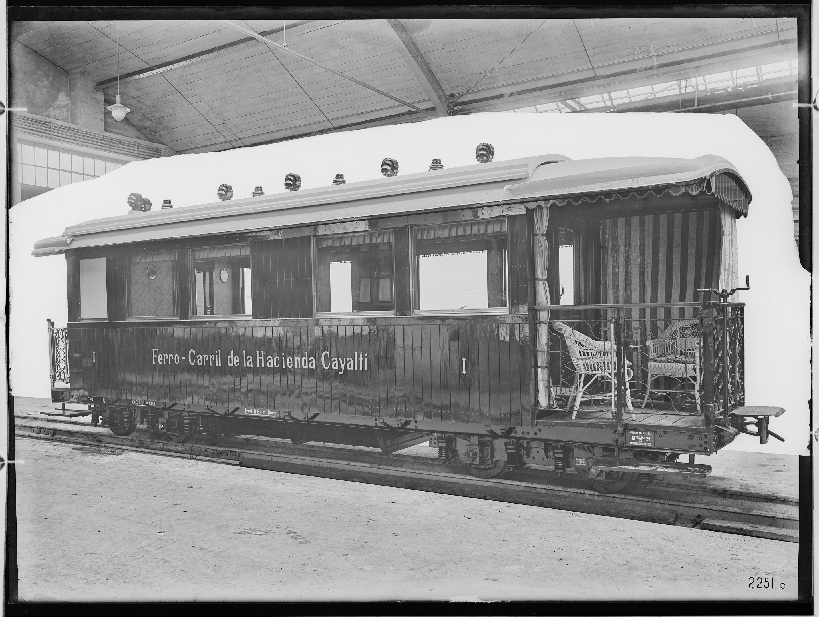 Fotografie: vierachsiger Salonwagen für Peru (Außenansicht II), 1924 (Schenkung der Bombardier Transportation, Werk Görlitz | Eigentum/Sammlung der Verkehrsmuseums Dresden gGmbH CC BY-NC-SA)