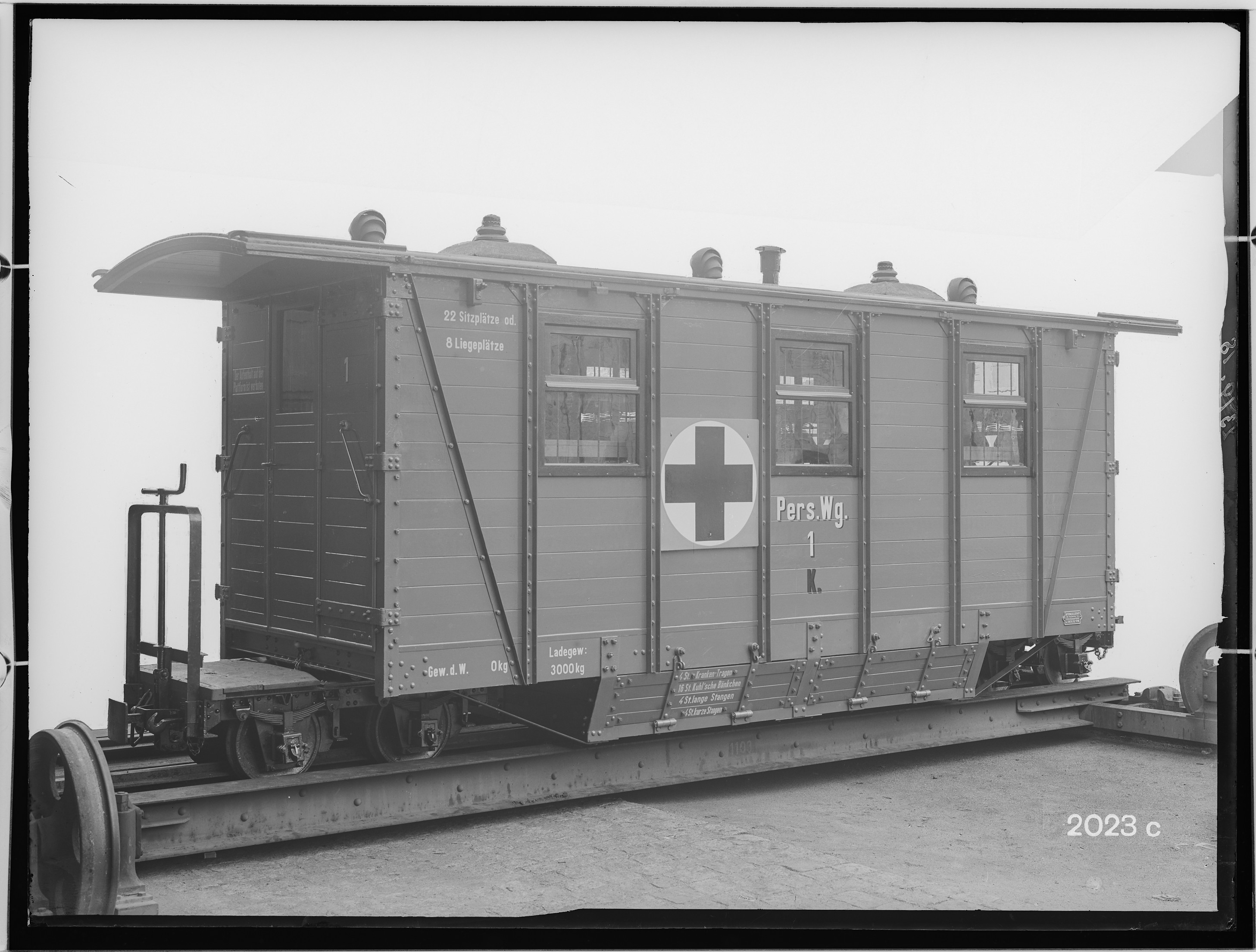 Fotografie: vierachsiger Sanitäts-Feldbahn-Personenwagen (Tür geschlossen), 1918 (Schenkung der Bombardier Transportation, Werk Görlitz | Eigentum/Sammlung der Verkehrsmuseums Dresden gGmbH CC BY-NC-SA)