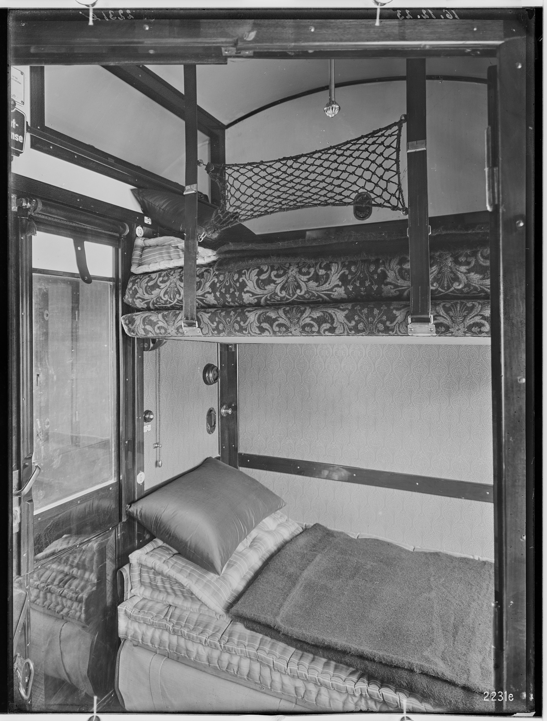 Fotografie: vierachsiger Schlafwagen (Abteil in Nachtstellung I), 1923 (Schenkung der Bombardier Transportation, Werk Görlitz | Eigentum/Sammlung der Verkehrsmuseums Dresden gGmbH CC BY-NC-SA)