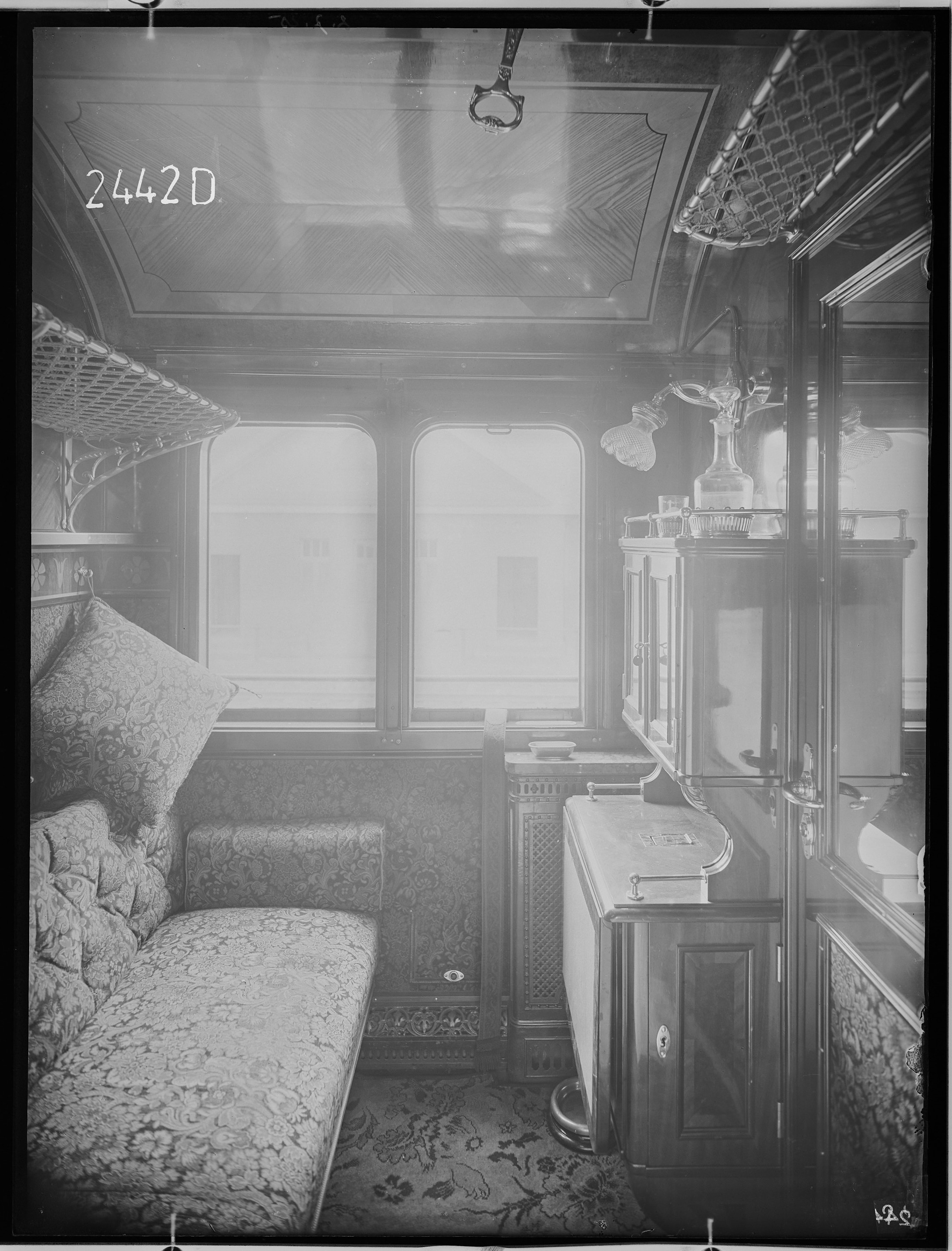 Fotografie: vierachsiger Schlafwagen (Abteilansicht II, Fensternische mit Schreibtisch), 1925 (Schenkung der Bombardier Transportation, Werk Görlitz | Eigentum/Sammlung der Verkehrsmuseums Dresden gGmbH CC BY-NC-SA)