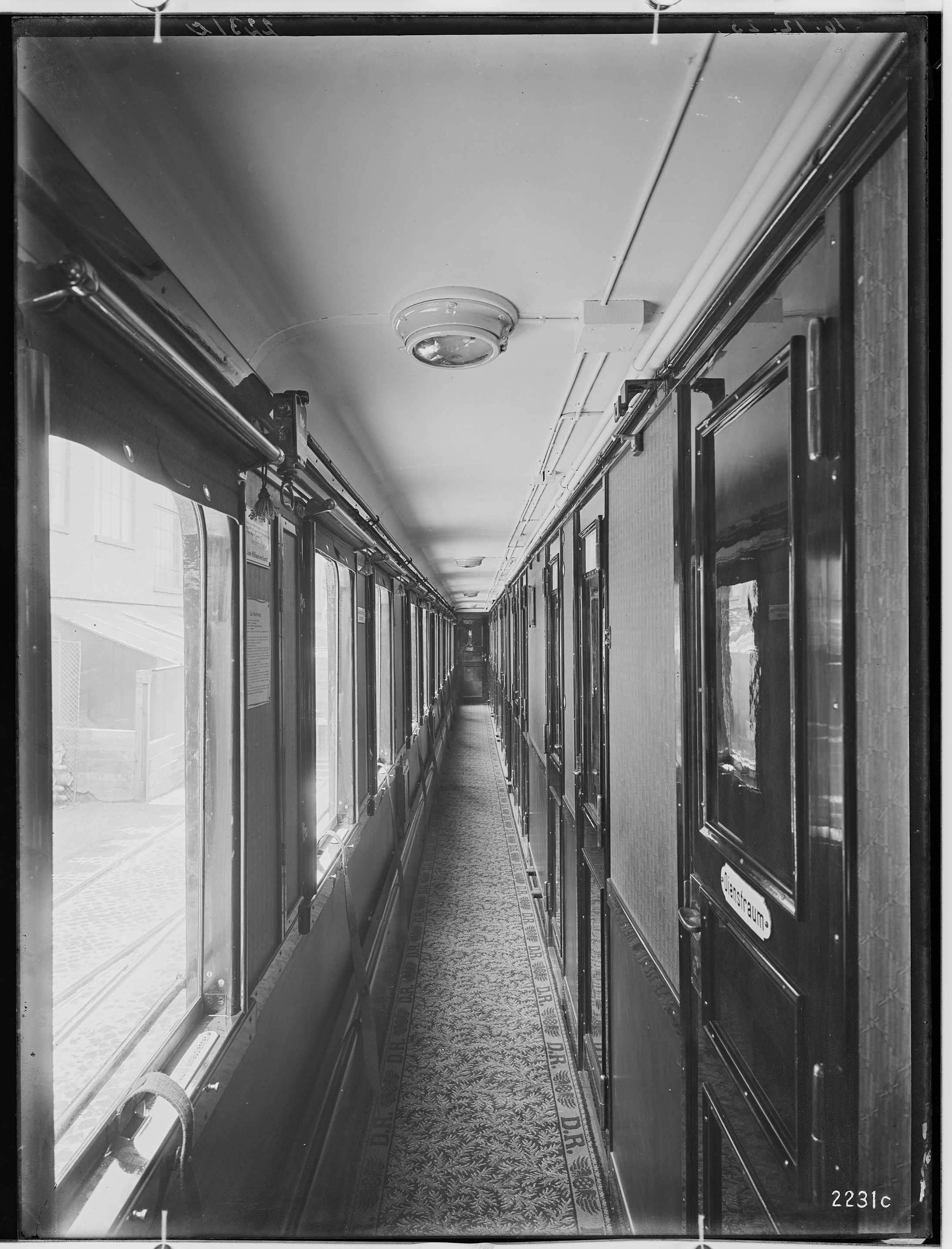 Fotografie: vierachsiger Schlafwagen (Gang), 1923 (Schenkung der Bombardier Transportation, Werk Görlitz | Eigentum/Sammlung der Verkehrsmuseums Dresden gGmbH CC BY-NC-SA)