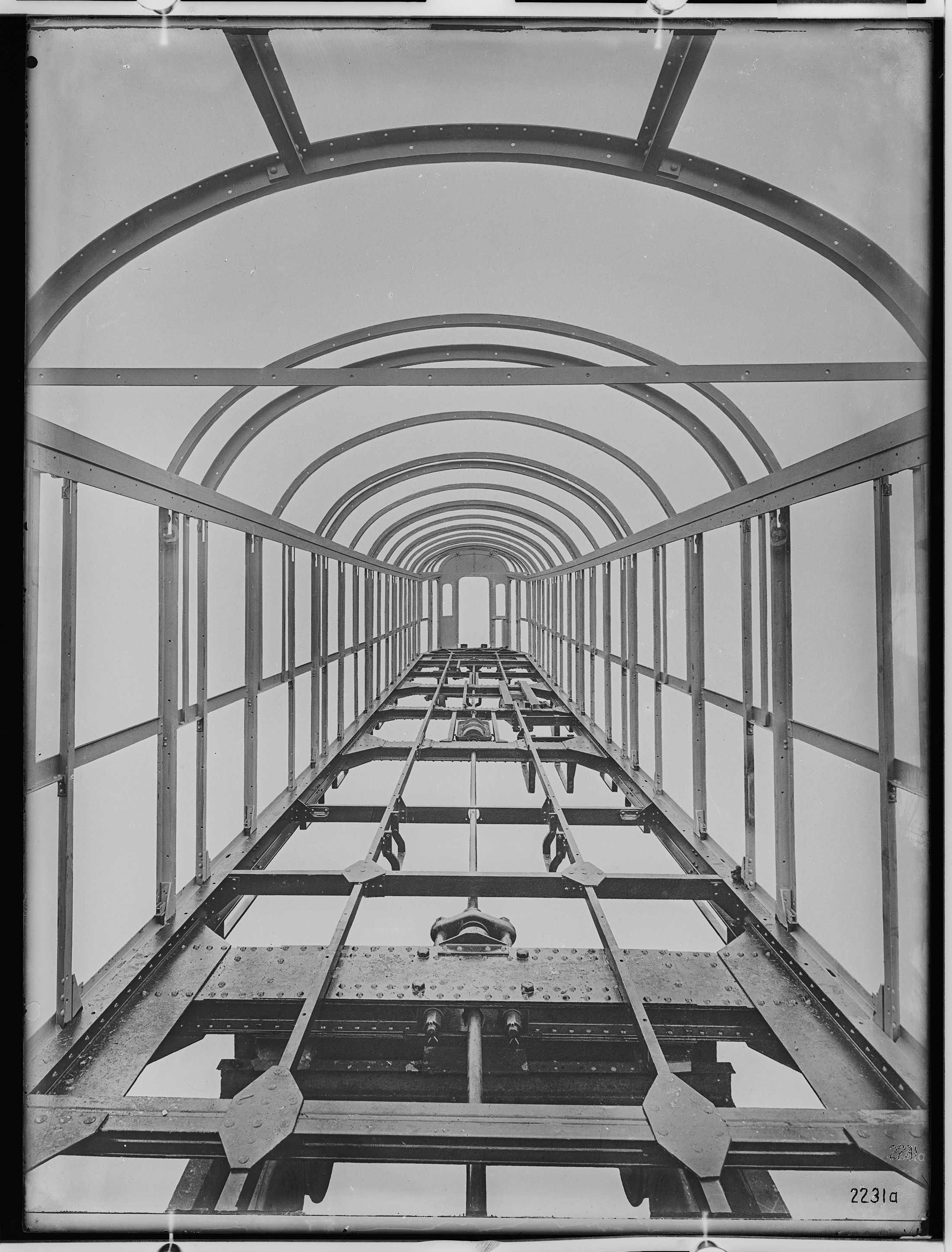 Fotografie: vierachsiger Schlafwagen (Kastengerippe, Innenansicht), 1923 (Schenkung der Bombardier Transportation, Werk Görlitz | Eigentum/Sammlung der Verkehrsmuseums Dresden gGmbH CC BY-NC-SA)