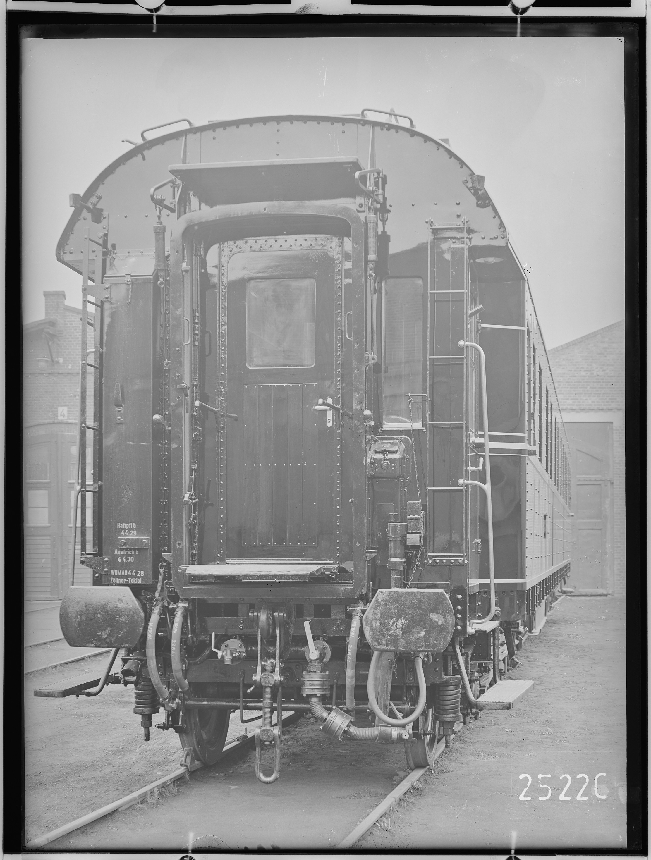 Fotografie: vierachsiger Schlafwagen mit 11 Abteilen (Außenansicht II), 1927/28 (Schenkung der Bombardier Transportation, Werk Görlitz | Eigentum/Sammlung der Verkehrsmuseums Dresden gGmbH CC BY-NC-SA)