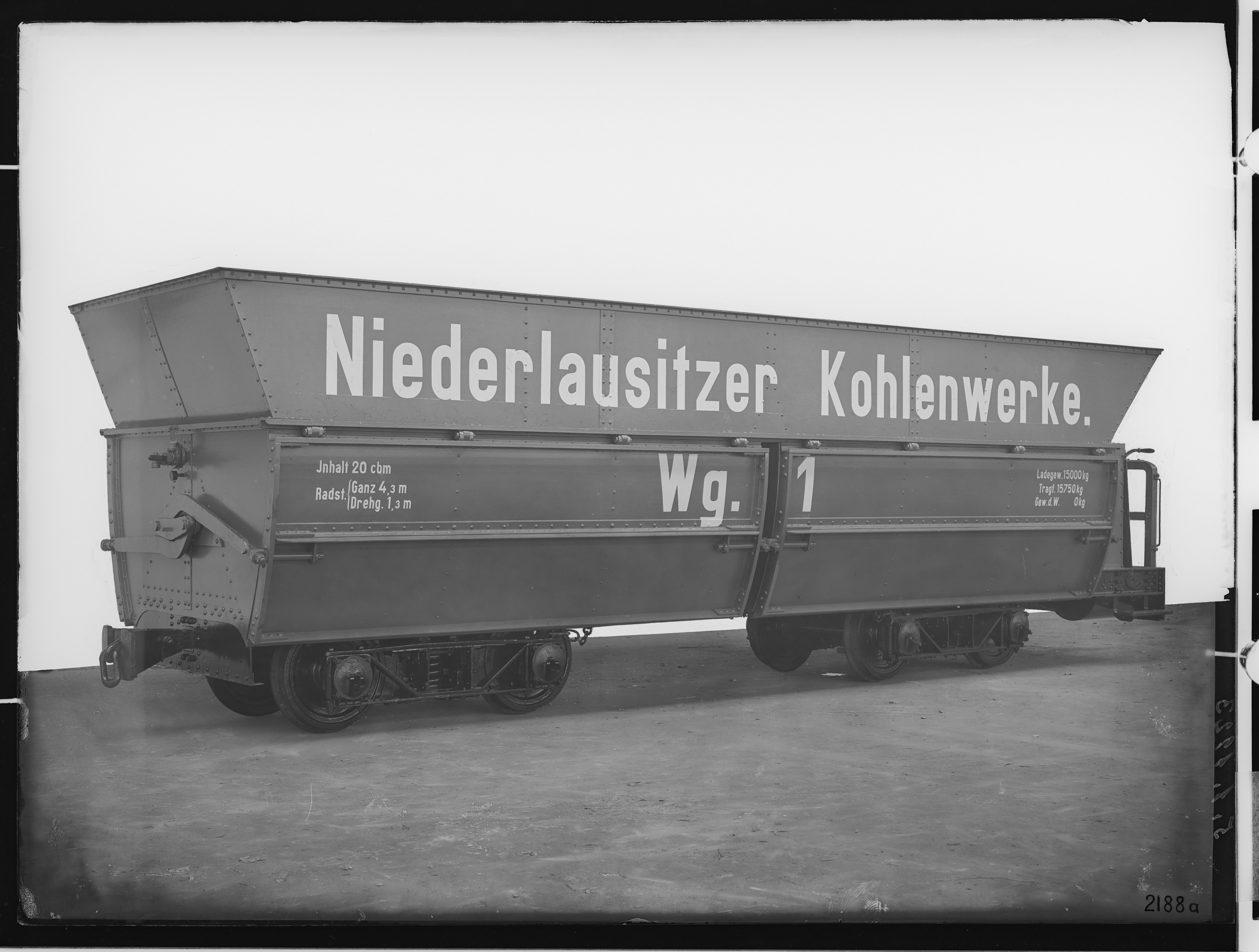 Fotografie: vierachsiger Selbstentladewagen, 1922 (Schenkung der Bombardier Transportation, Werk Görlitz | Eigentum/Sammlung der Verkehrsmuseums Dresden gGmbH CC BY-NC-SA)