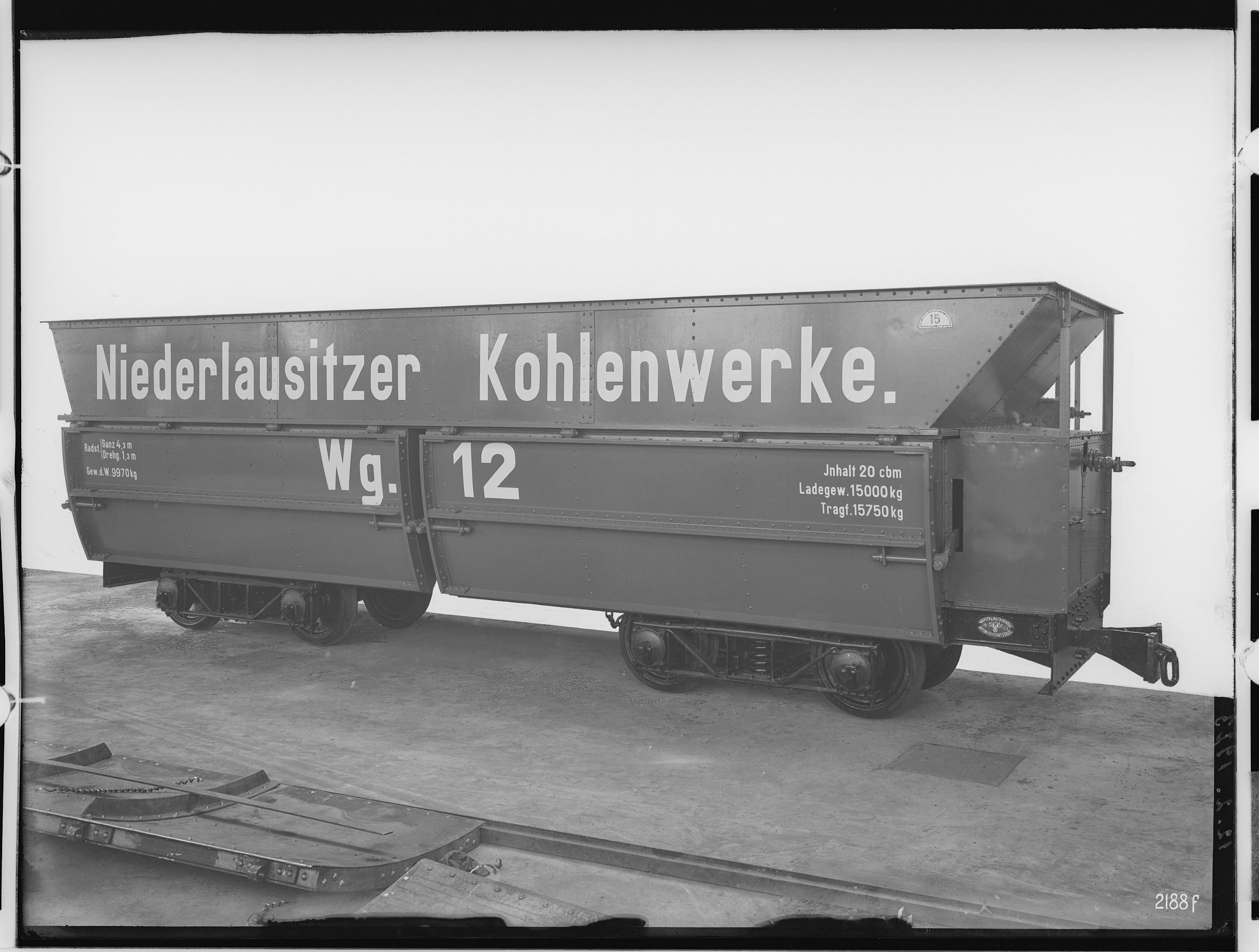 Fotografie: vierachsiger Selbstentladewagen (Außenansicht), 1922 (Schenkung der Bombardier Transportation, Werk Görlitz | Eigentum/Sammlung der Verkehrsmuseums Dresden gGmbH CC BY-NC-SA)