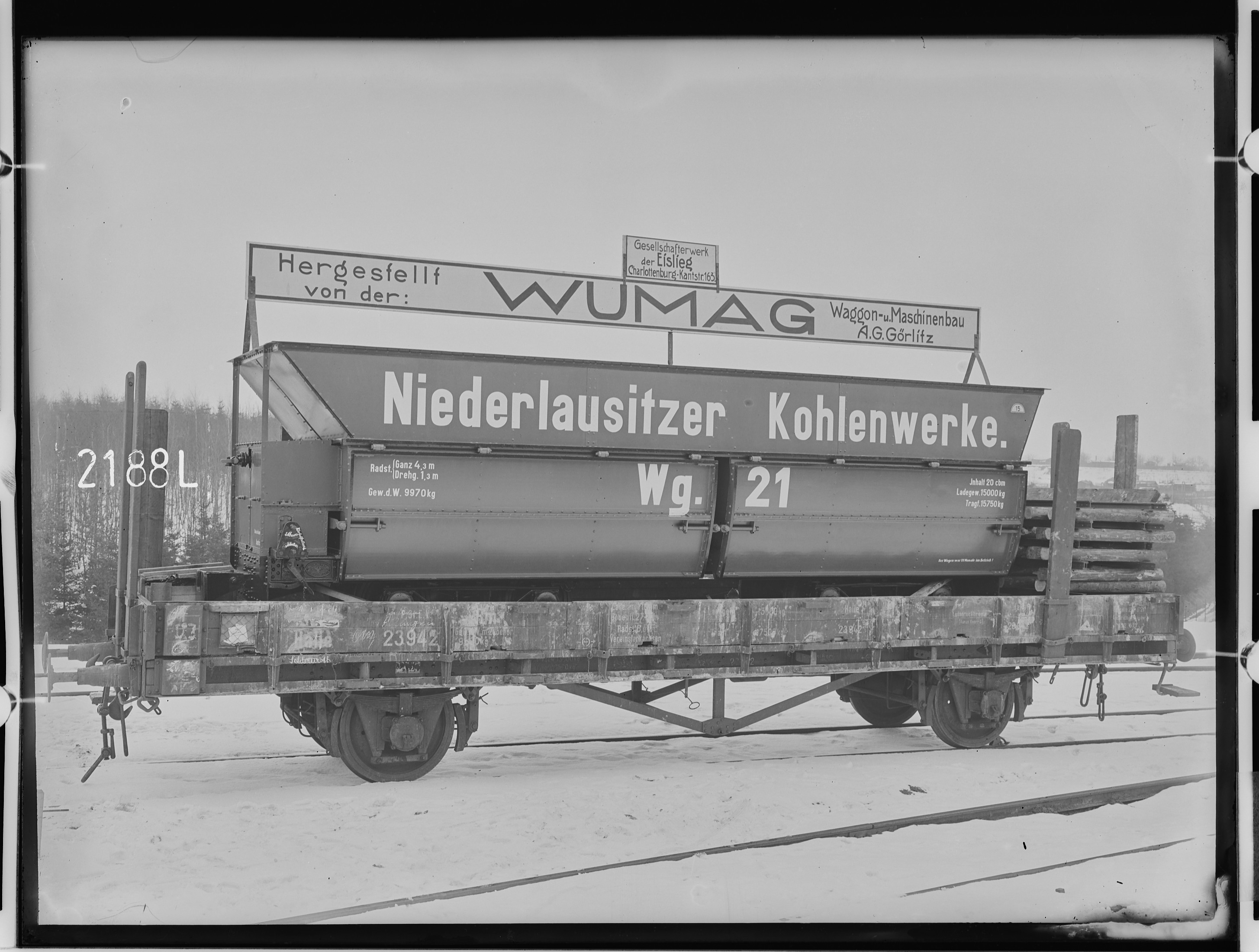 Fotografie: vierachsiger Selbstentladewagen (Außenansicht), 1922 (Schenkung der Bombardier Transportation, Werk Görlitz | Eigentum/Sammlung der Verkehrsmuseums Dresden gGmbH CC BY-NC-SA)