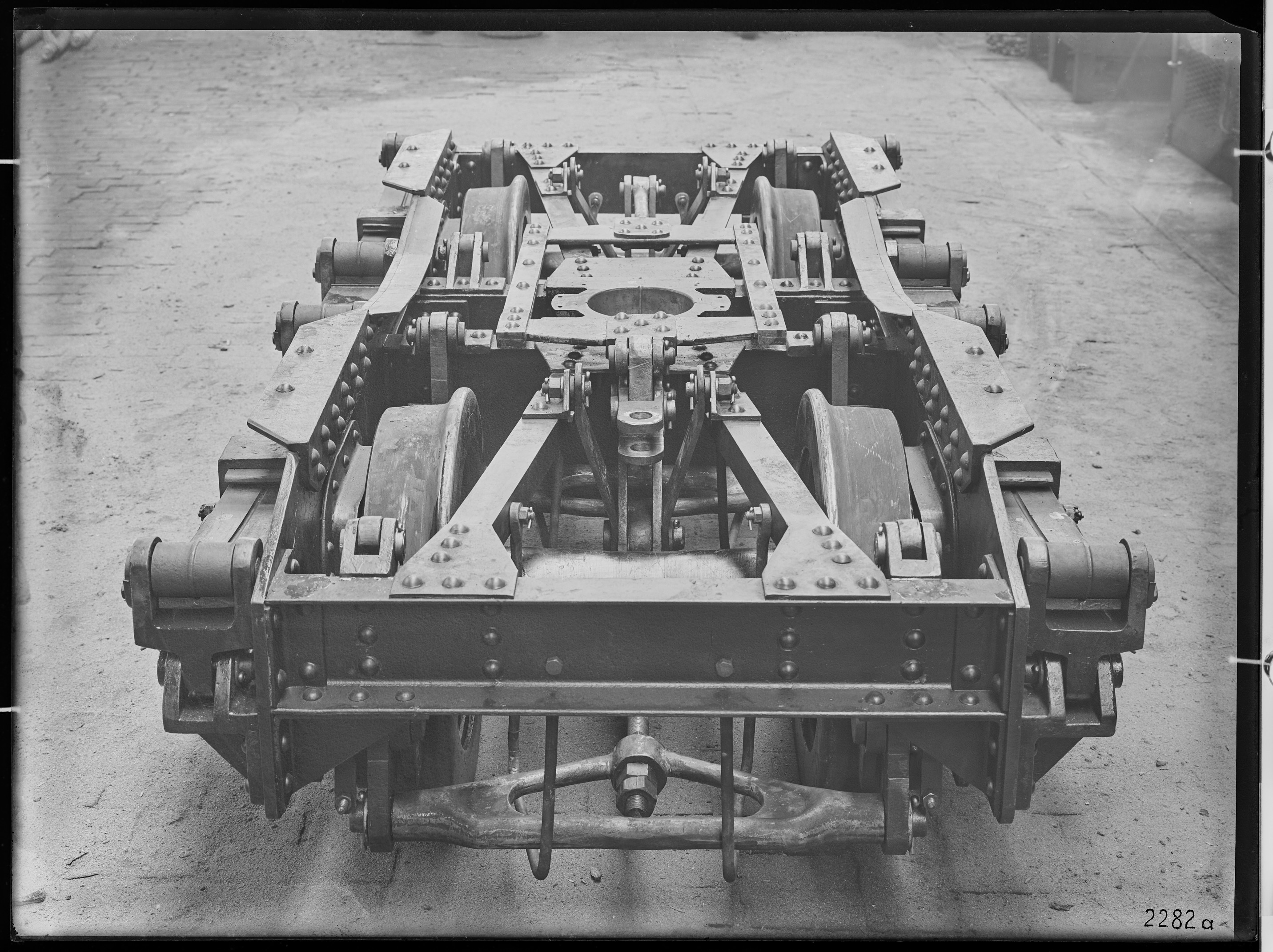 Fotografie: vierachsiger Selbstentladewagen (Drehgestell I), 1924 (Schenkung der Bombardier Transportation, Werk Görlitz | Eigentum/Sammlung der Verkehrsmuseums Dresden gGmbH CC BY-NC-SA)