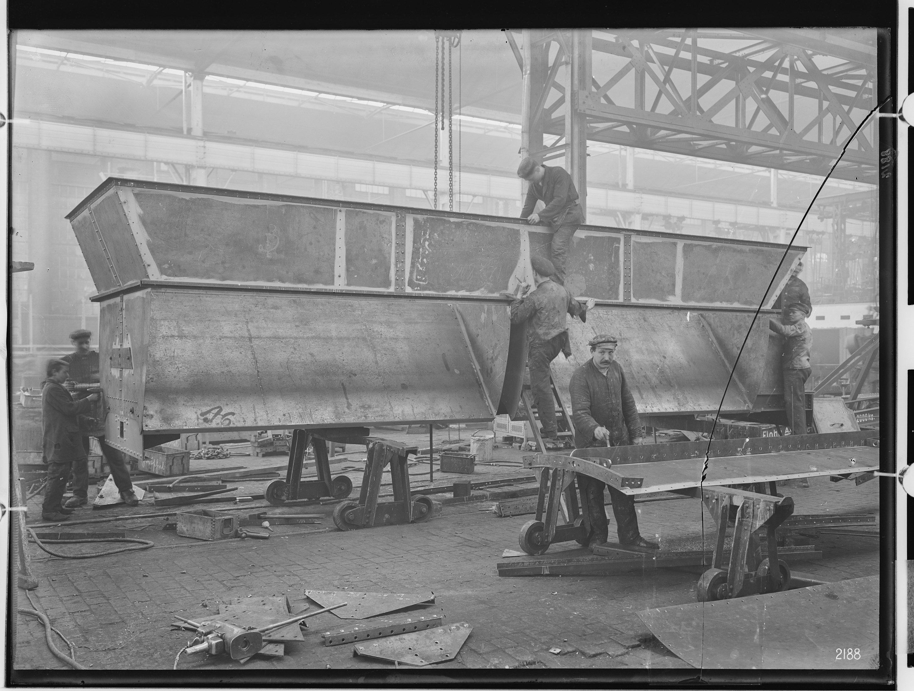 Fotografie: vierachsiger Selbstentladewagen im Bau (mit Personen), 1922 (Schenkung der Bombardier Transportation, Werk Görlitz | Eigentum/Sammlung der Verkehrsmuseums Dresden gGmbH CC BY-NC-SA)