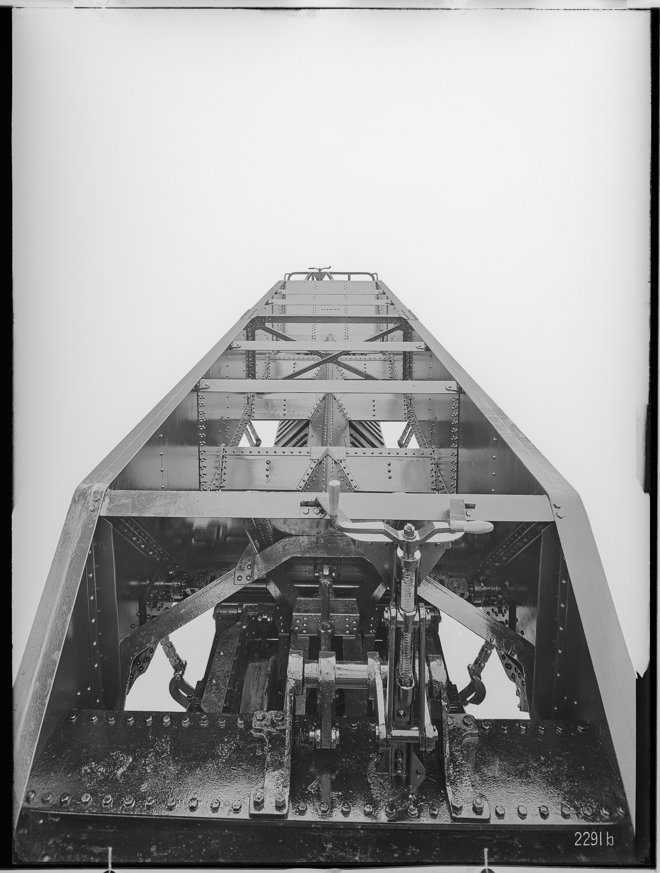 Fotografie: vierachsiger Selbstentladewagen (Innenansicht von oben gesehen), 1924 (Schenkung der Bombardier Transportation, Werk Görlitz | Eigentum/Sammlung der Verkehrsmuseums Dresden gGmbH CC BY-NC-SA)