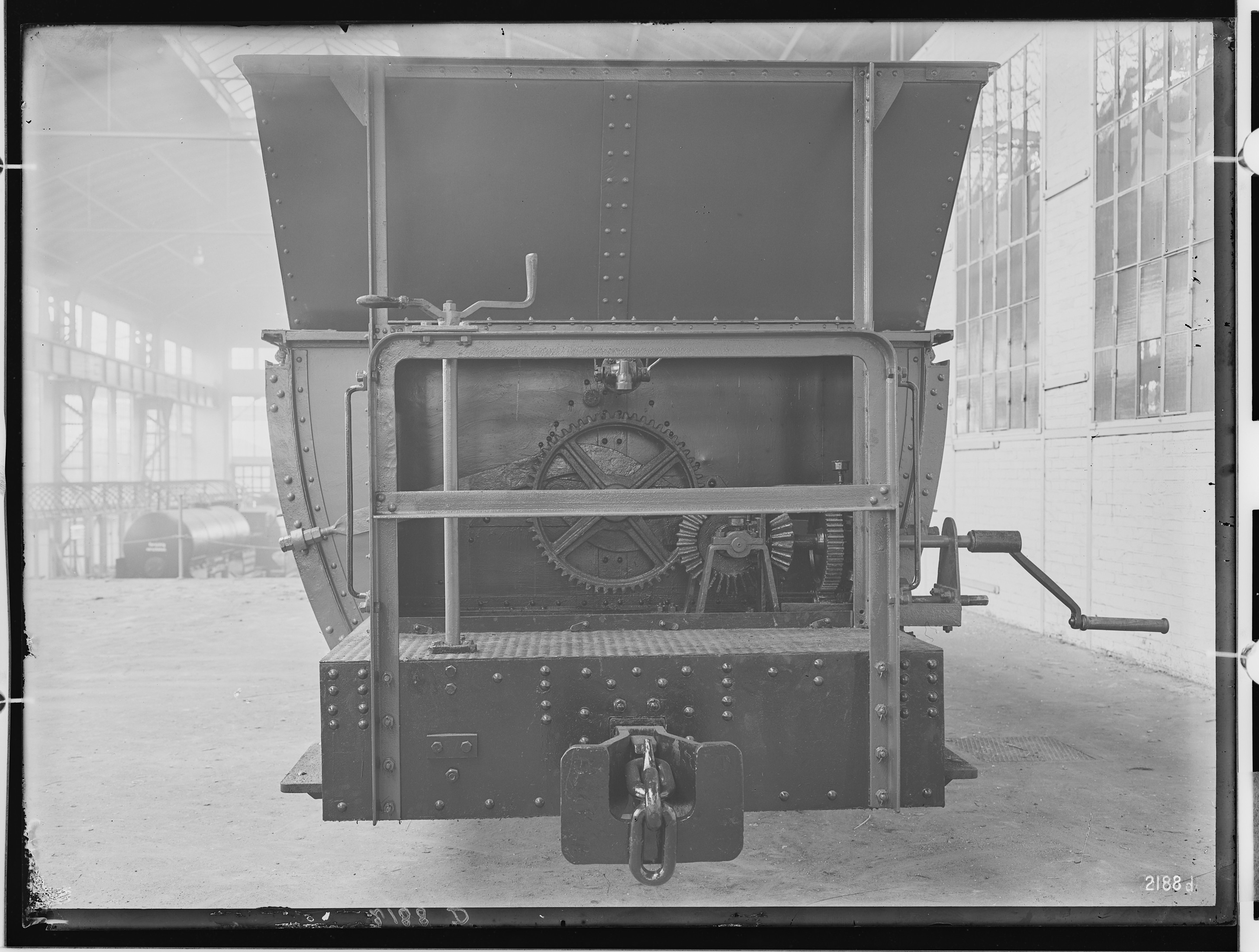 Fotografie: vierachsiger Selbstentladewagen (Stirnansicht III), 1922 (Schenkung der Bombardier Transportation, Werk Görlitz | Eigentum/Sammlung der Verkehrsmuseums Dresden gGmbH CC BY-NC-SA)