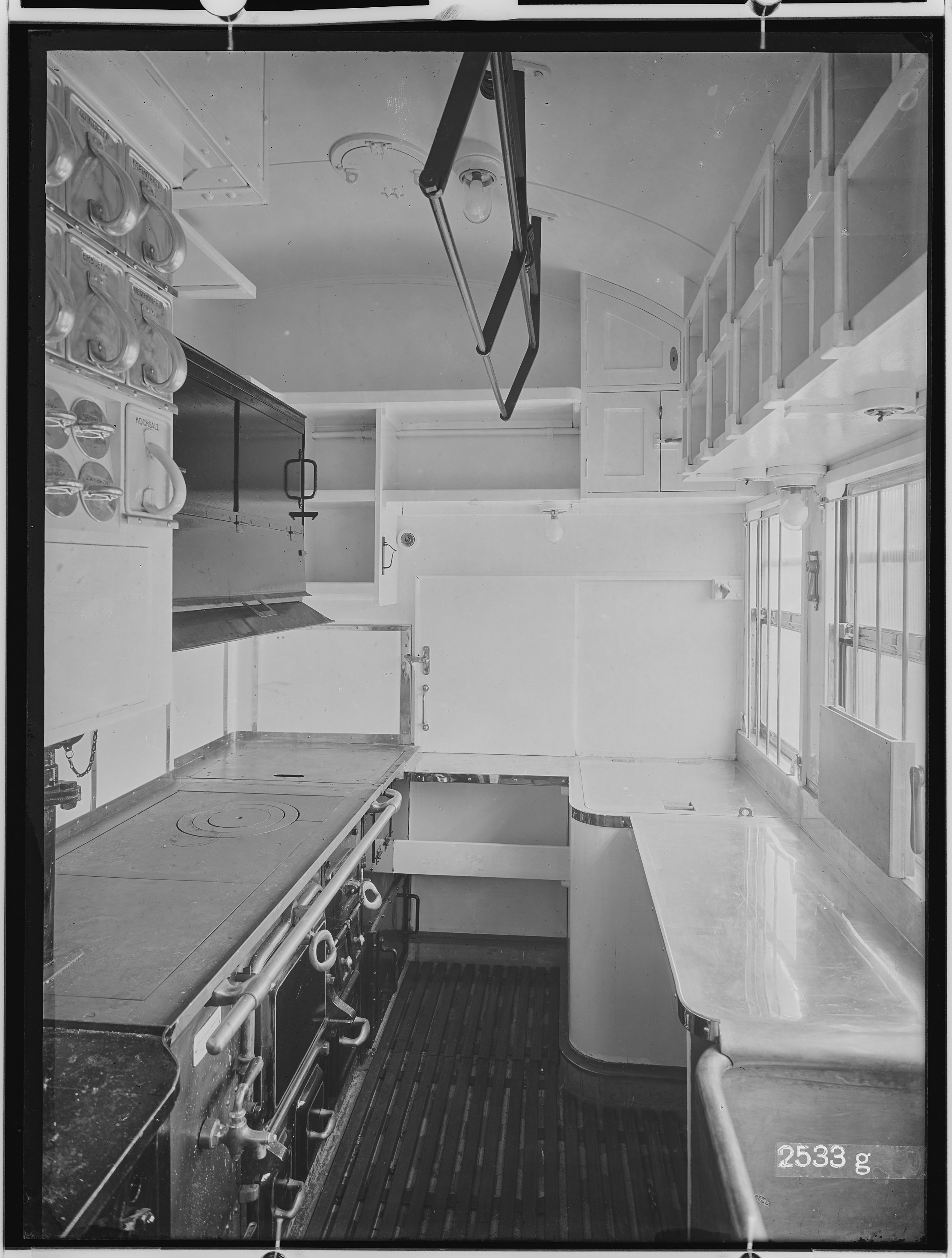 Fotografie: vierachsiger Speisewagen (Innenansicht V, Küchenraum, 1928 (Schenkung der Bombardier Transportation, Werk Görlitz | Eigentum/Sammlung der Verkehrsmuseums Dresden gGmbH CC BY-NC-SA)