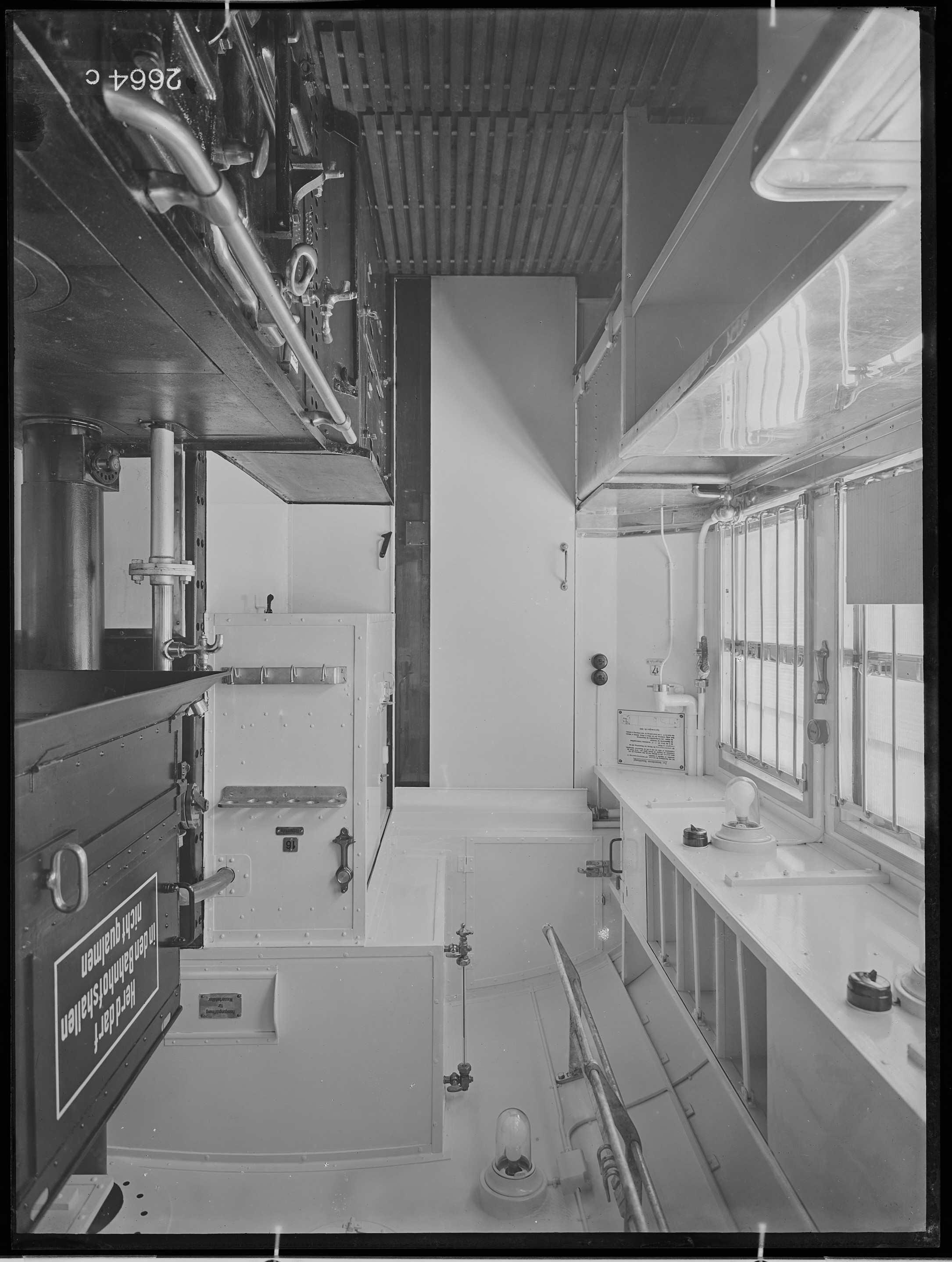 Fotografie: vierachsiger Speisewagen (Küche II), 1935 (Schenkung der Bombardier Transportation, Werk Görlitz | Eigentum/Sammlung der Verkehrsmuseums Dresden gGmbH CC BY-NC-SA)